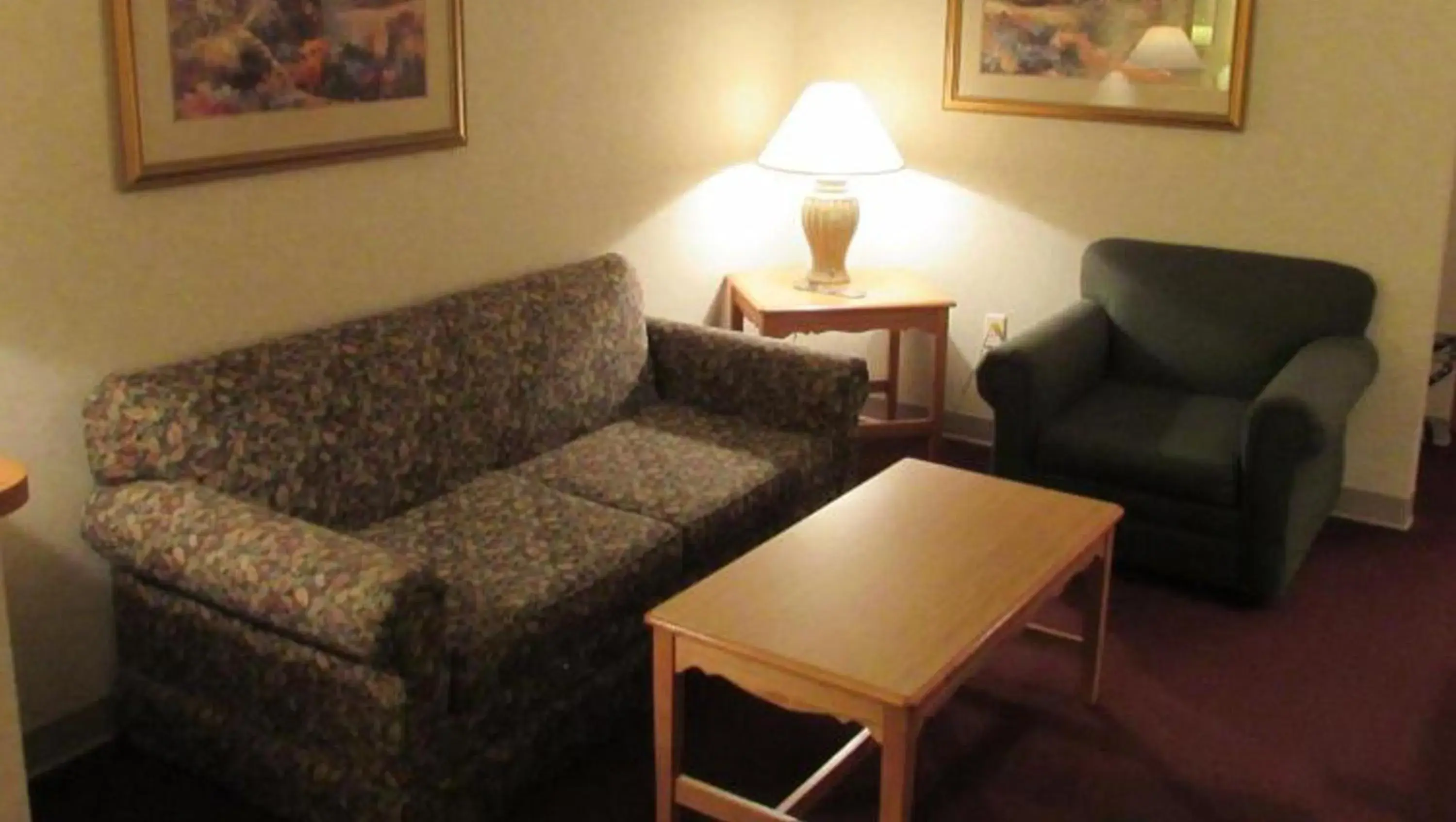 Bedroom, Seating Area in Magnuson Grand Pioneer Inn And Suites