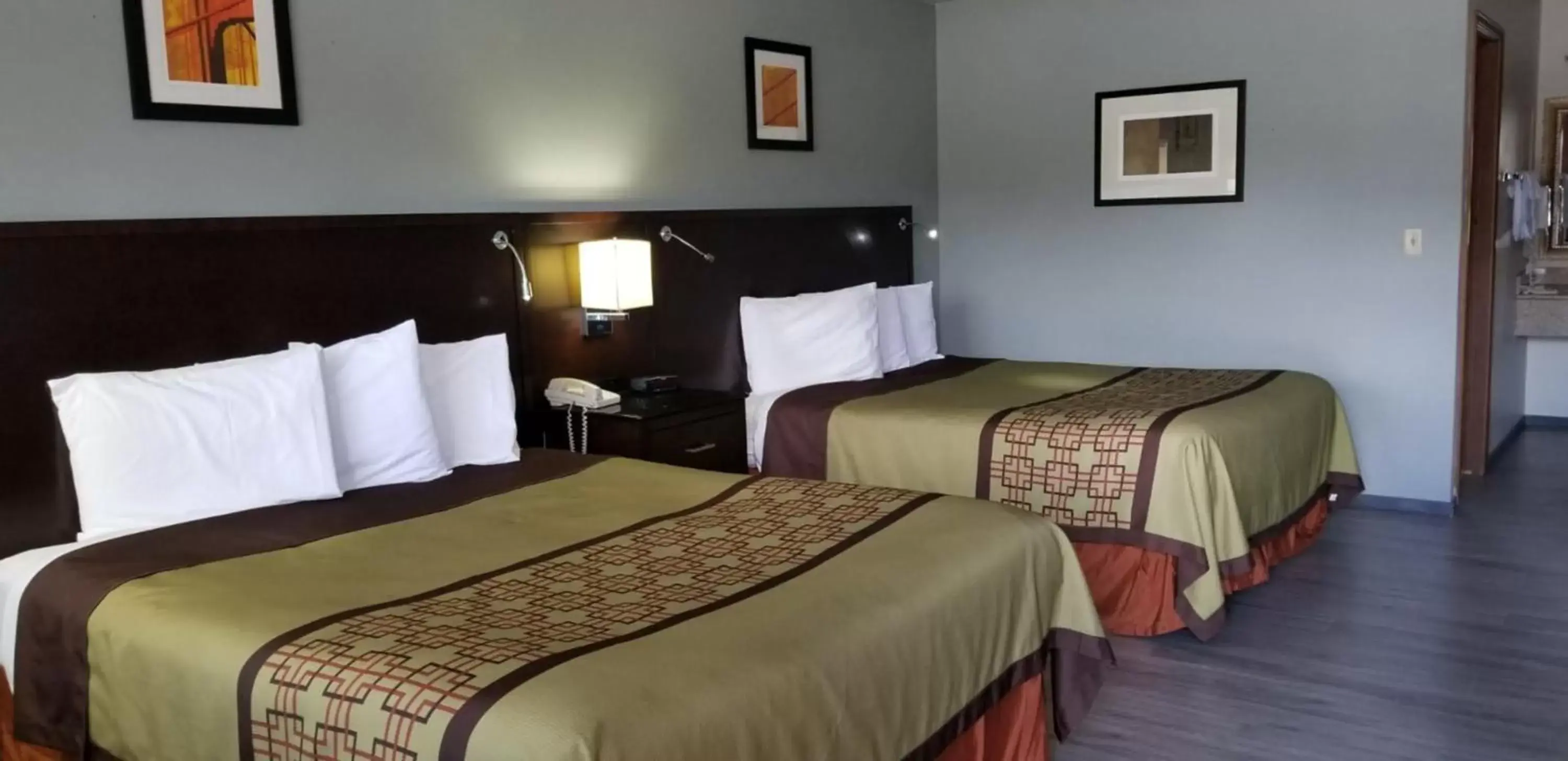 Photo of the whole room, Bed in Stewart Lodge Photo of the whole room, Bed in Stewart Lodge