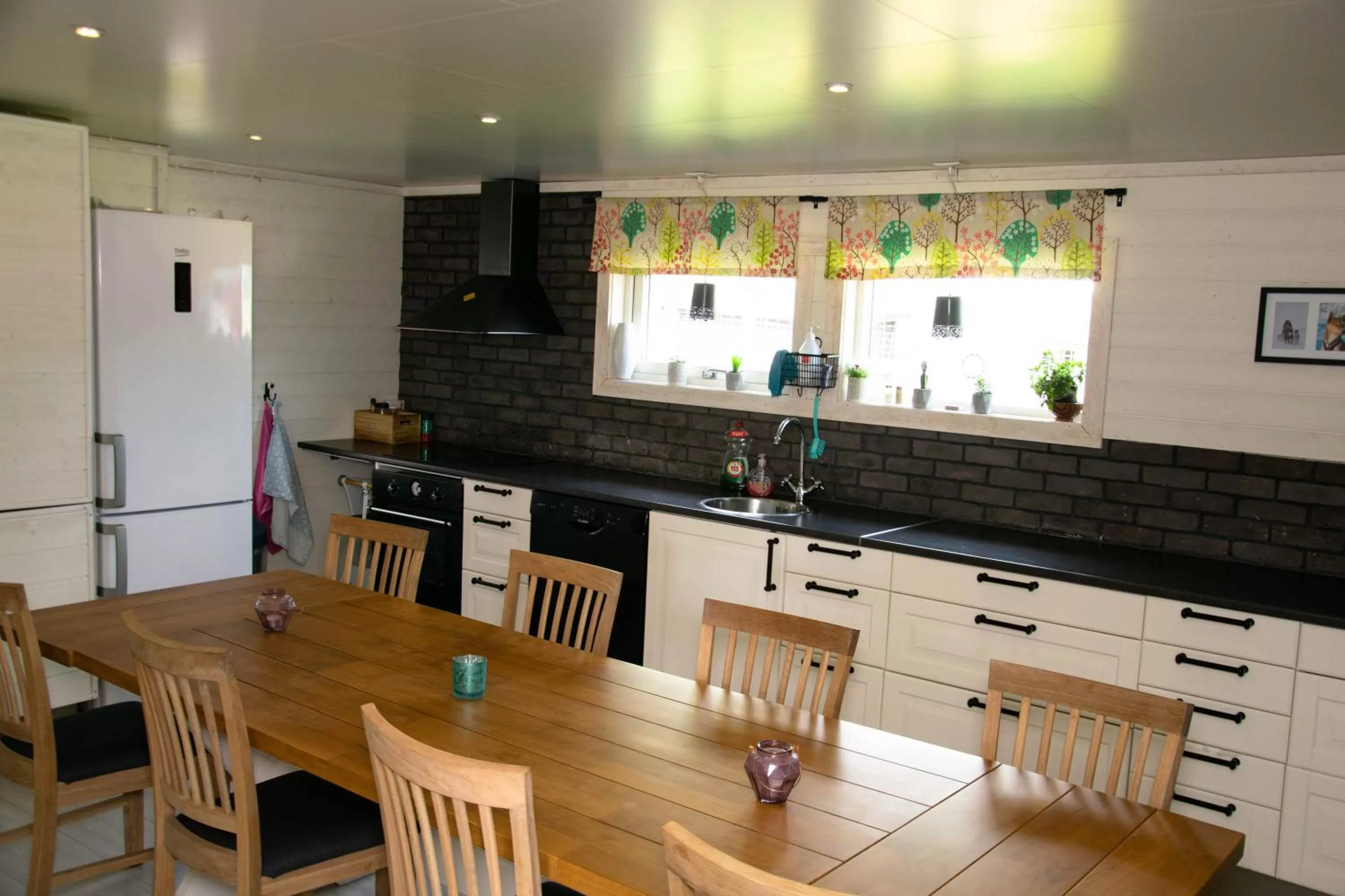 Kitchen or kitchenette in Husky Lodge Hostel