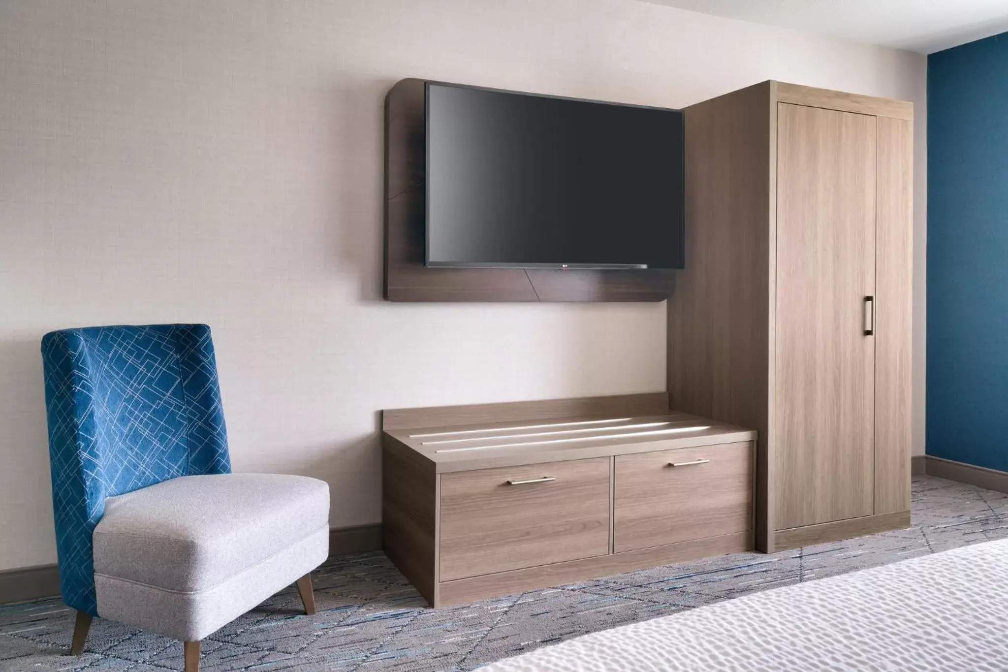 Photo of the whole room, TV/Entertainment Center in Holiday Inn Express and Suites Helena, an IHG Hotel