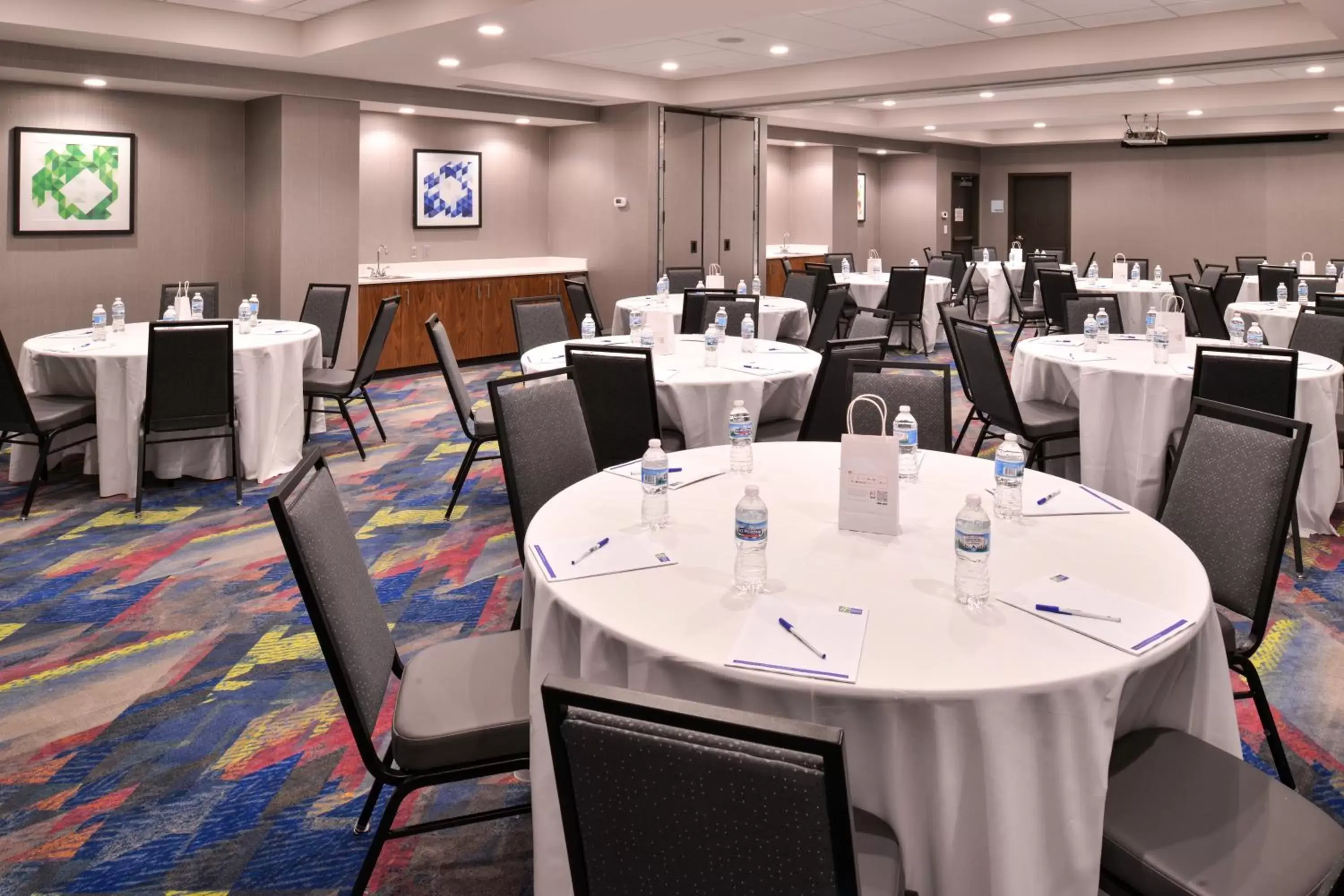 Banquet/Function facilities, Restaurant/Places to Eat in Holiday Inn Express and Suites Bryant - Benton Area, an IHG Hotel