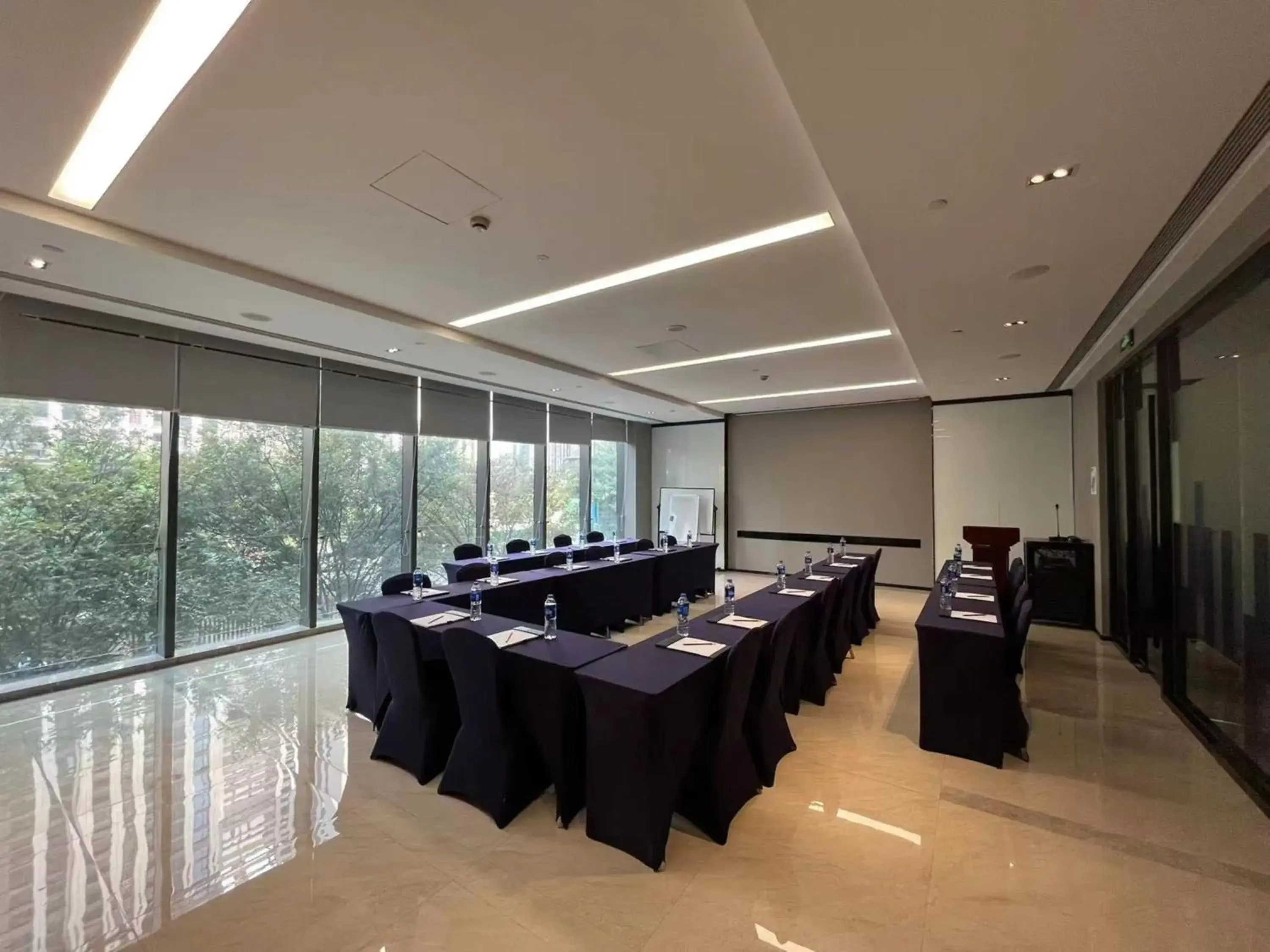 Meeting/conference room in Holiday Inn Express Fuzhou Downtown, an IHG Hotel