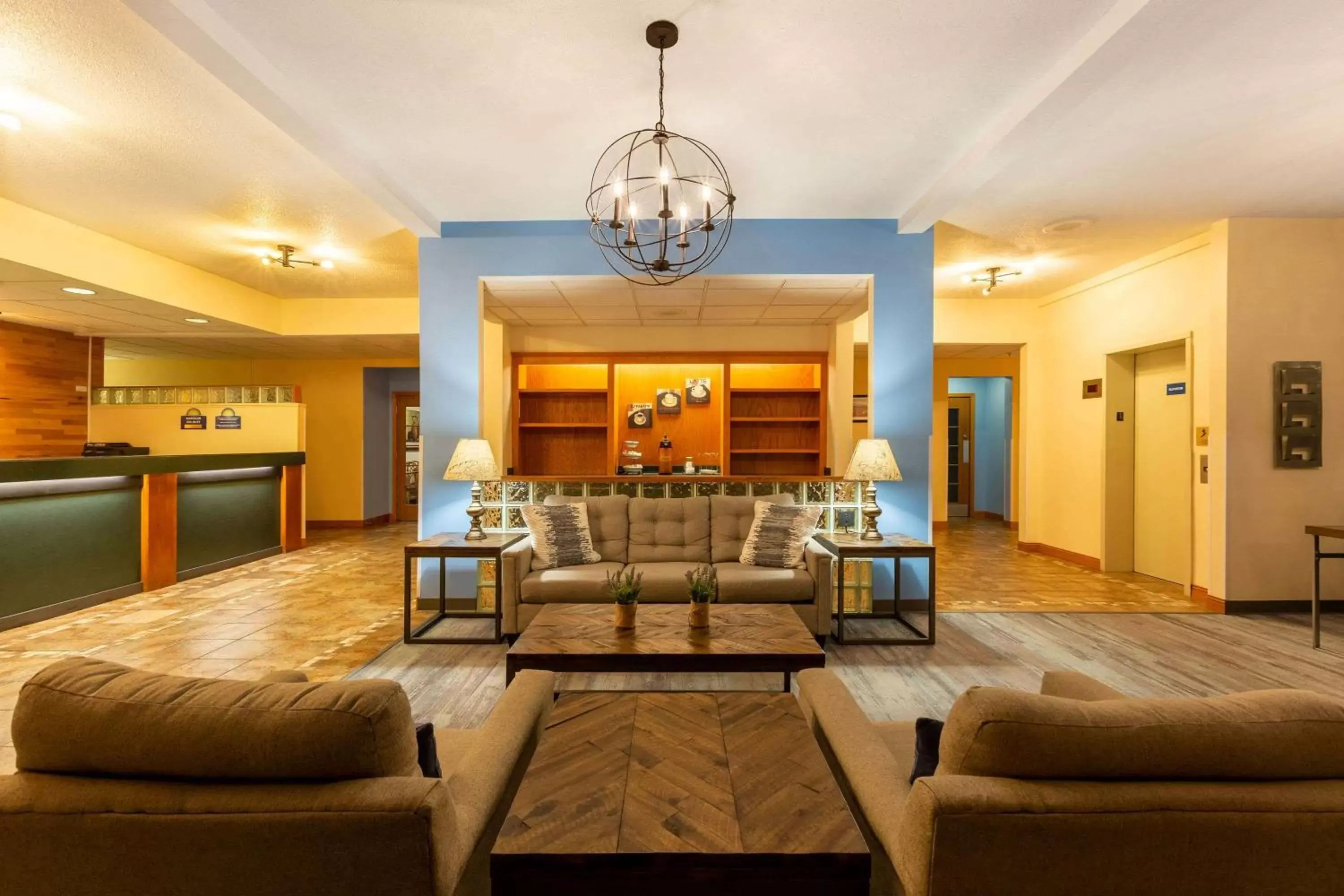 Lobby or reception, Seating Area in Days Inn & Suites by Wyndham Madison