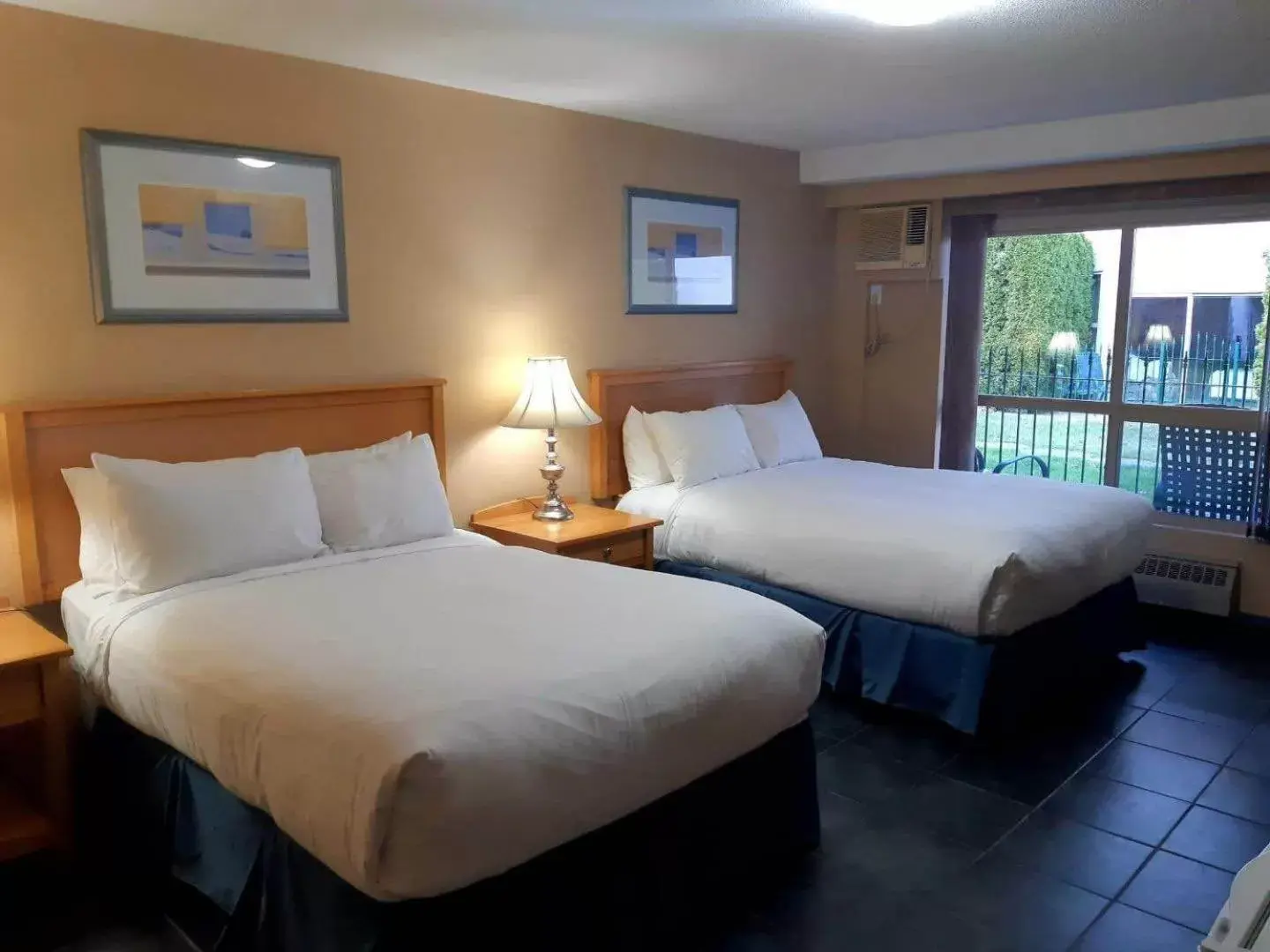 Bed in Hilltop Inn - Salmon Arm