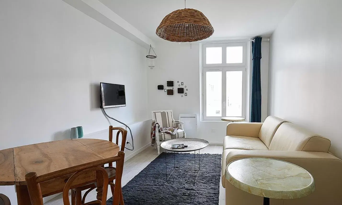 TV and multimedia, Seating Area in Appart'Hôtel de Paris