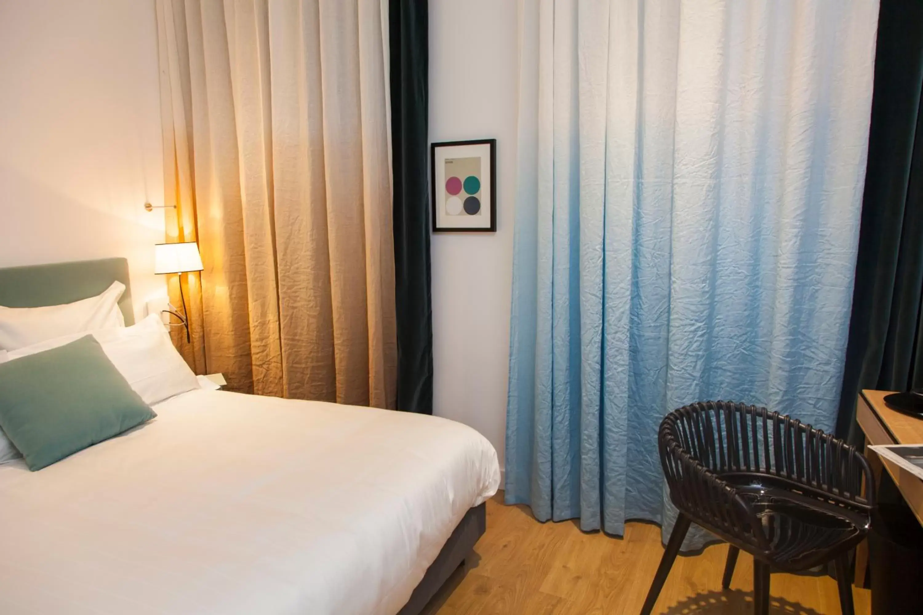 Photo of the whole room, Bed in The Originals Boutique, Hôtel Le Lion, Clermont-Ferrand