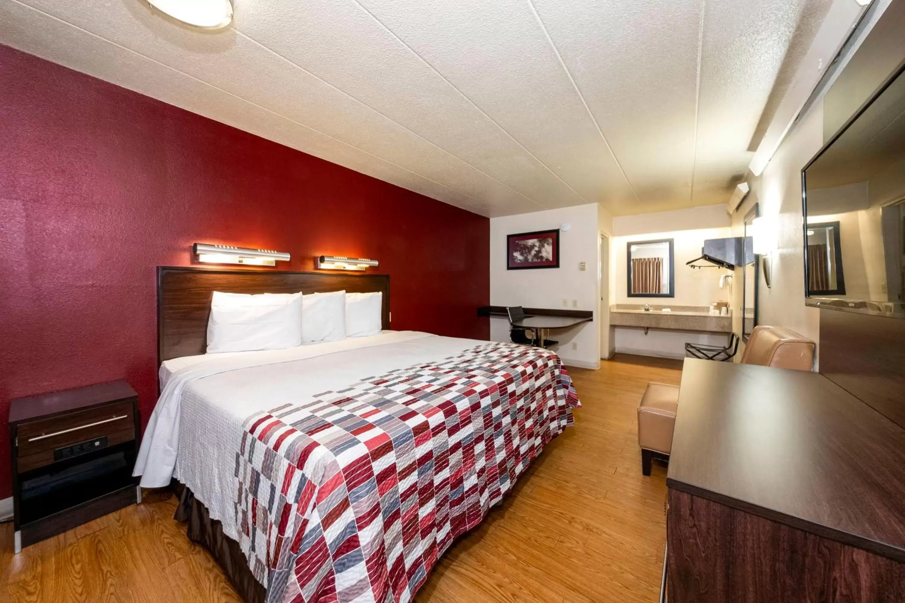 Photo of the whole room, Room Photo in Red Roof Inn Chicago - Lansing