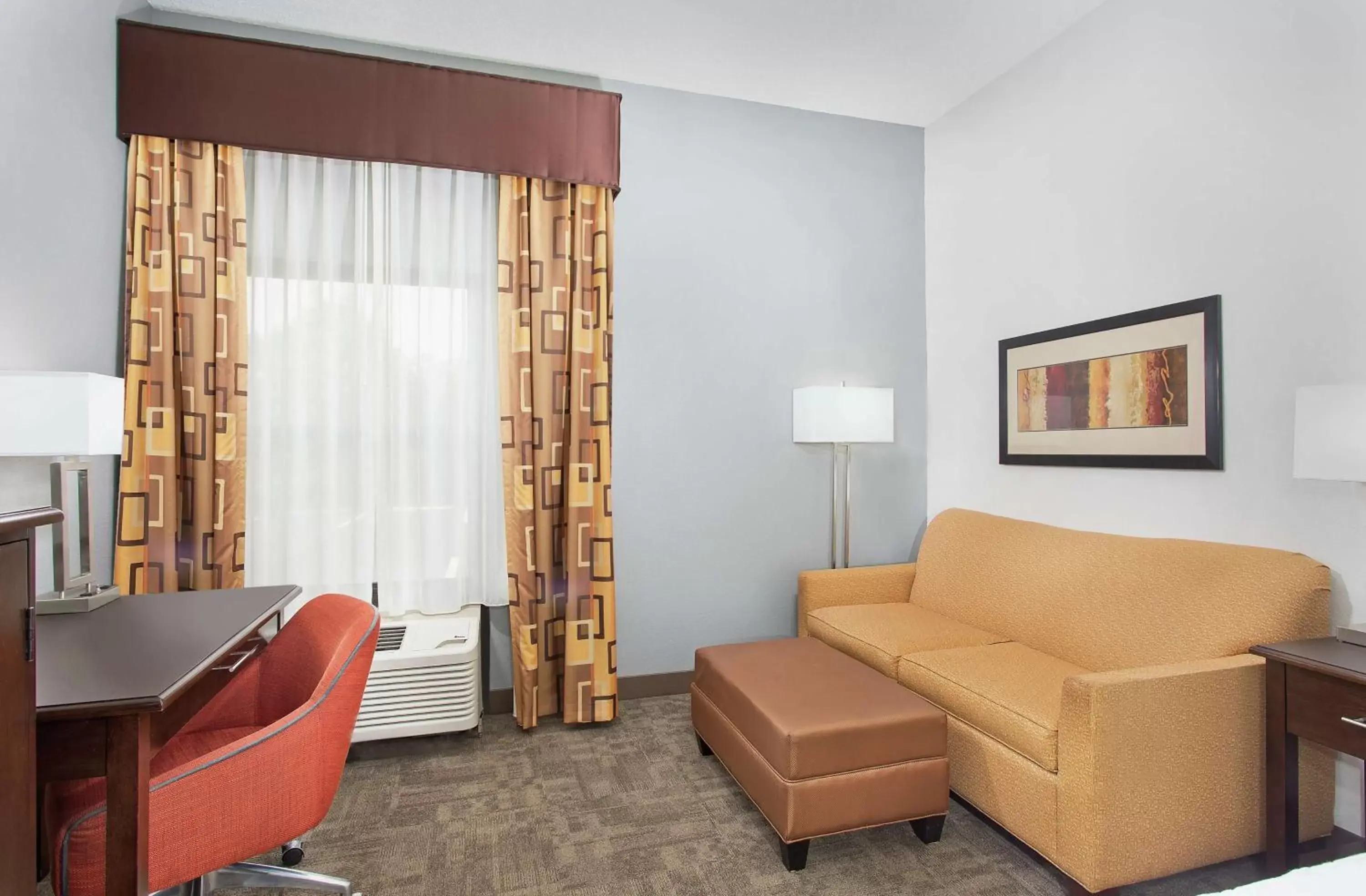 Bedroom, Seating Area in Hampton Inn Cullman