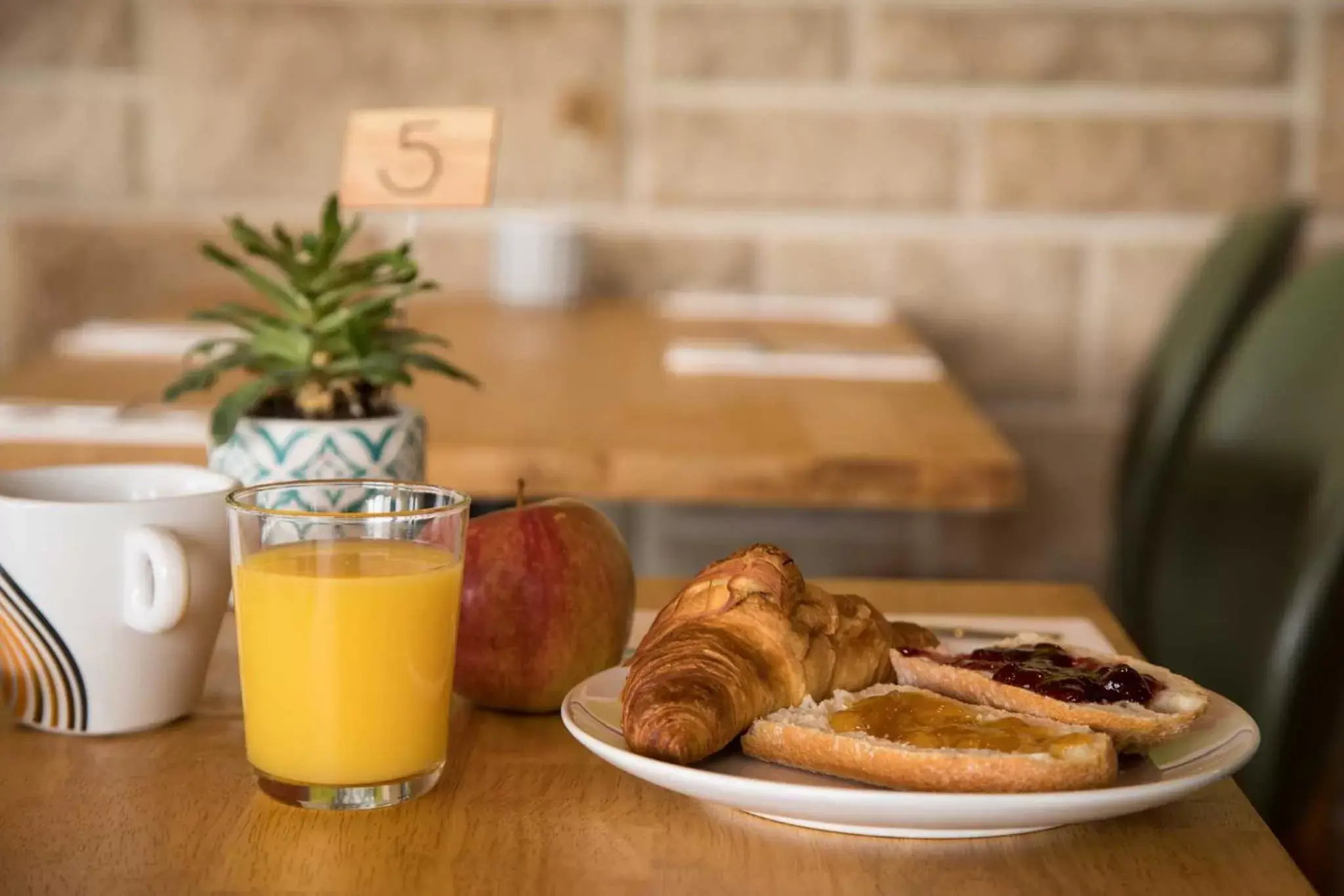 Breakfast in Hôtel Les Hauts de Meursault