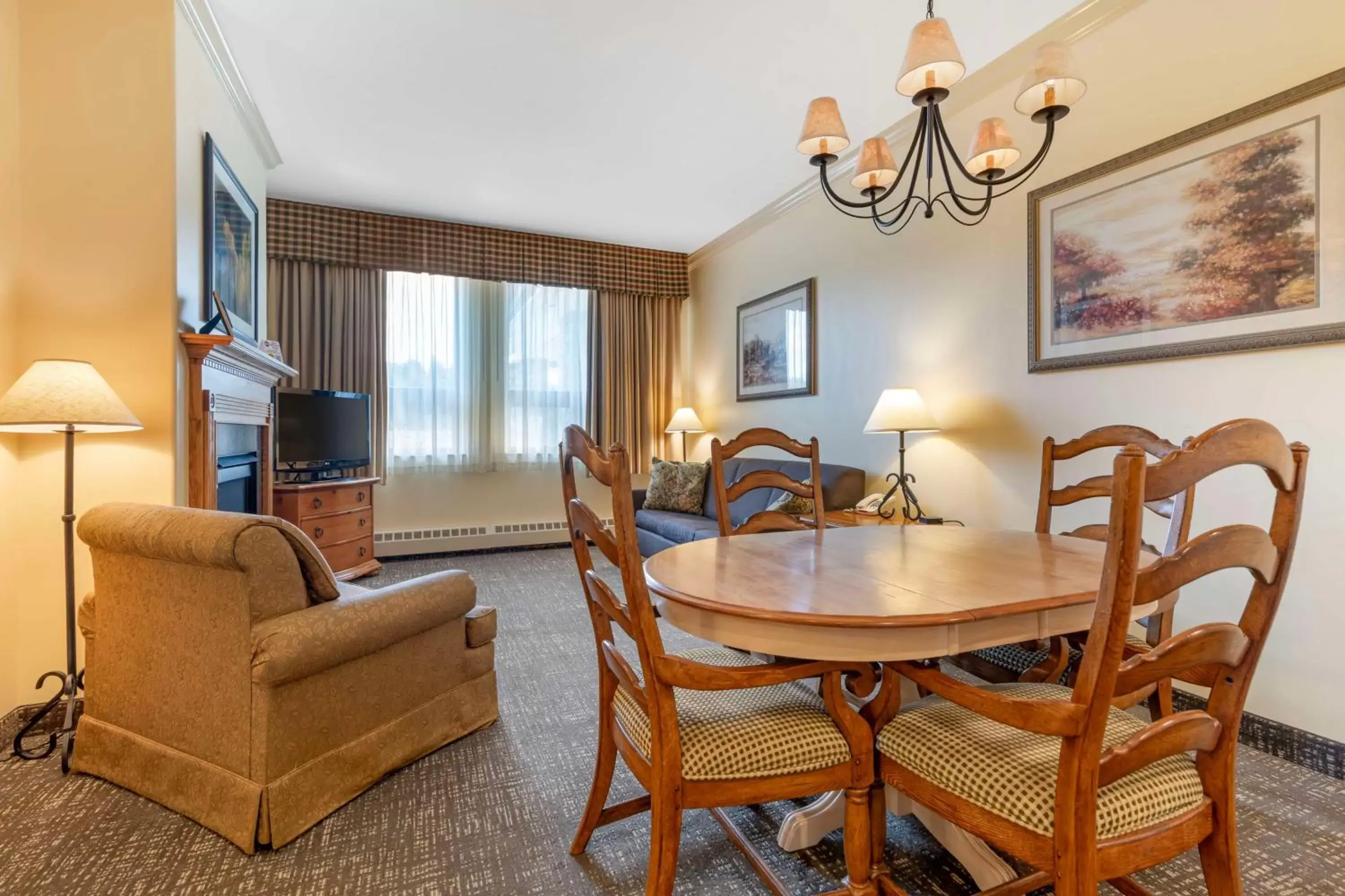 Queen Suite with Walk-In Shower - Disability Access in Best Western Plus Waterbury - Stowe
