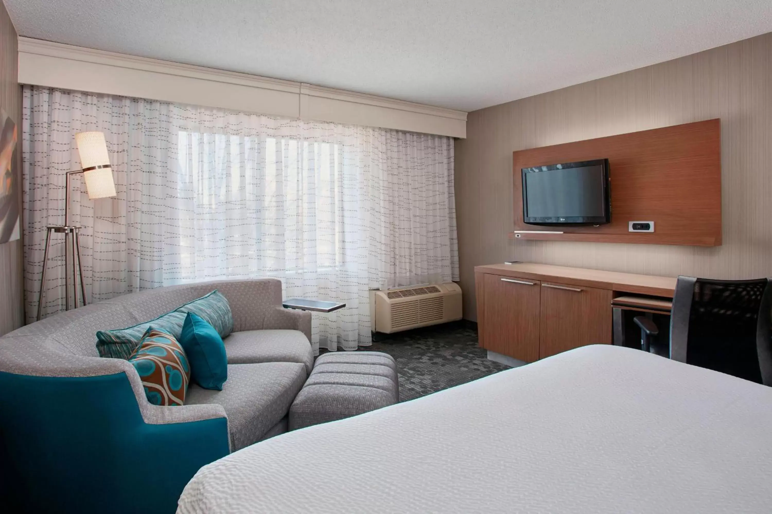Photo of the whole room, TV/Entertainment Center in Courtyard by Marriott Detroit Pontiac/Auburn Hills