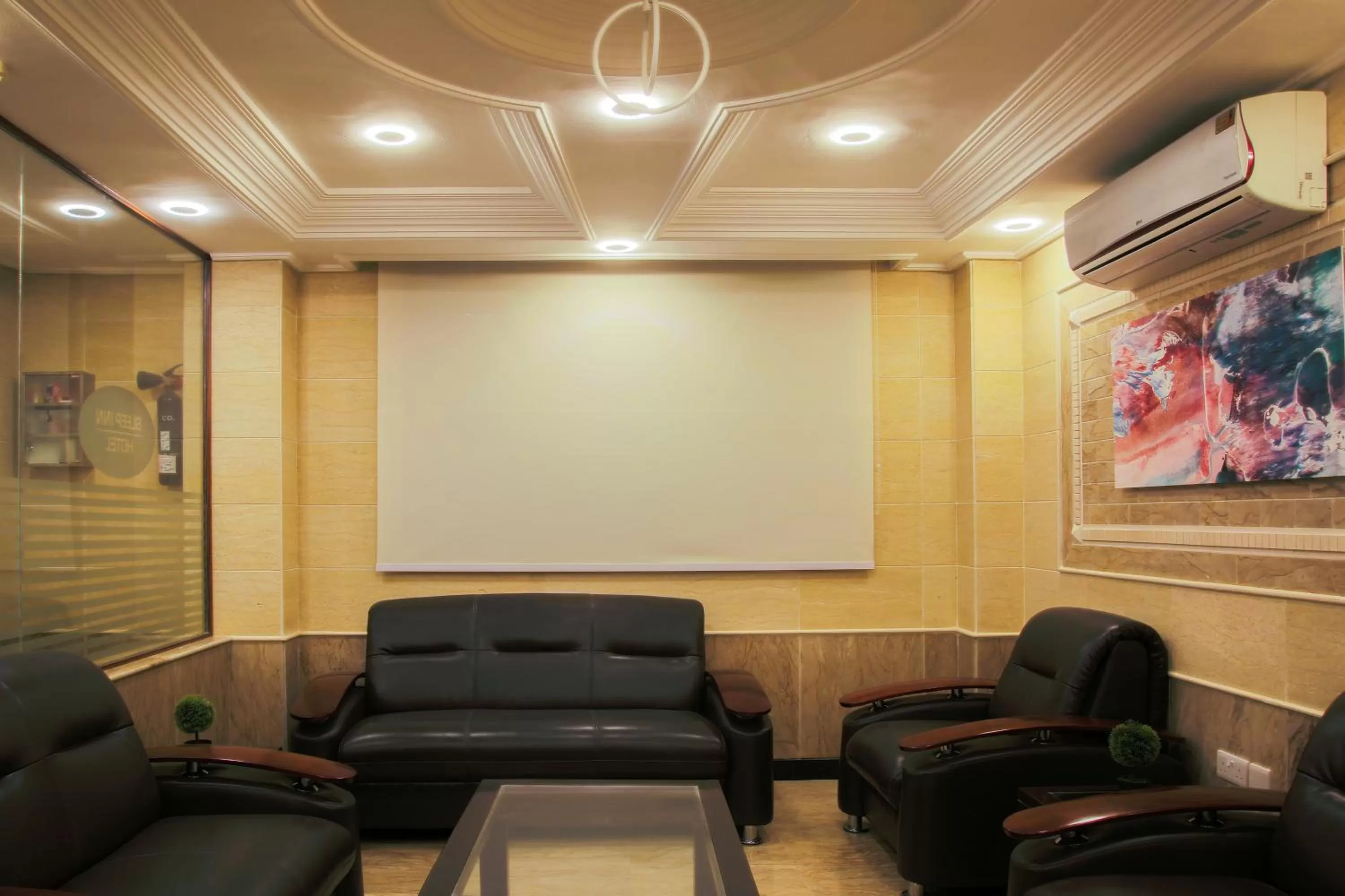 Communal lounge/ TV room in Sleep Inn Hotel - City Centre