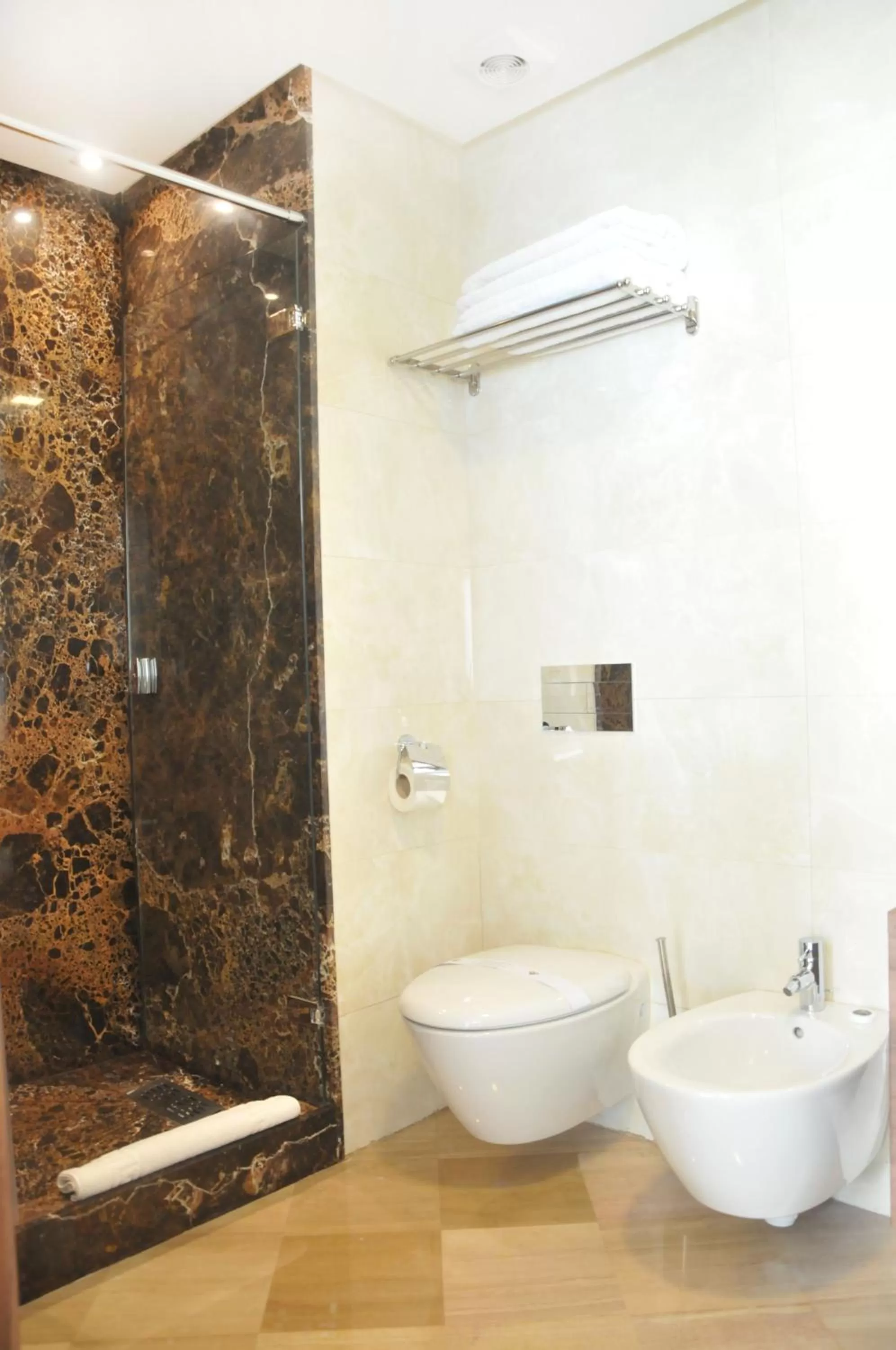 Shower in Suite Hotel Casa Diamond