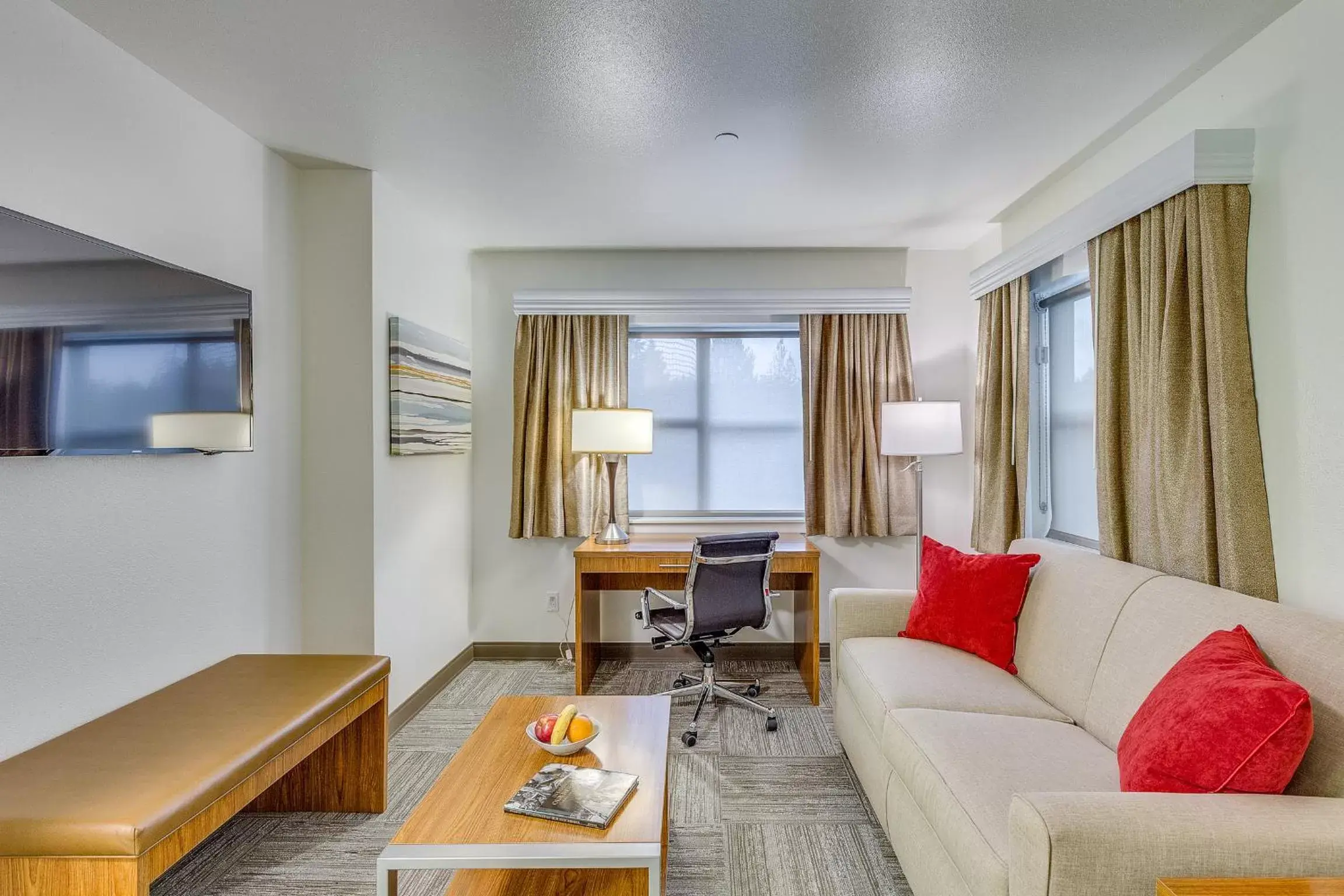 Bed, Seating Area in Marshall Suites