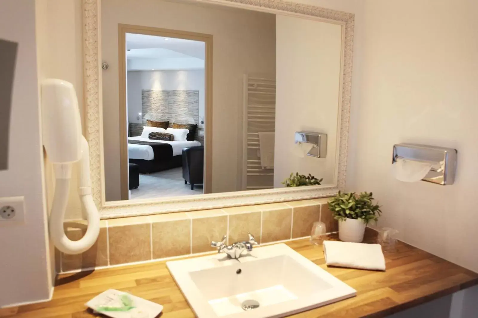 Photo of the whole room, Bathroom in Best Western Hôtel Des Voyageurs