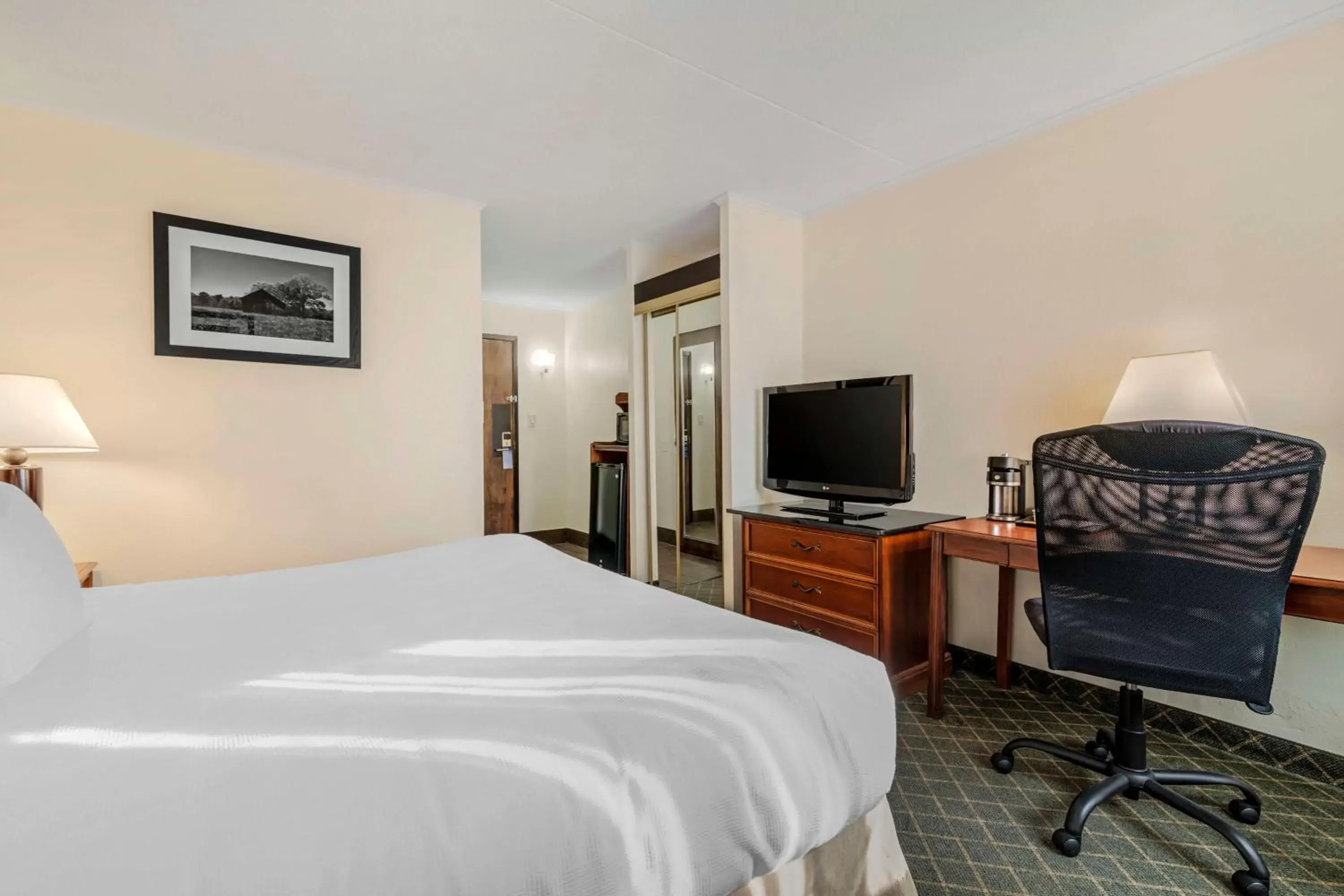 Bedroom, TV/Entertainment Center in Best Western Plus Augusta Civic Center Inn