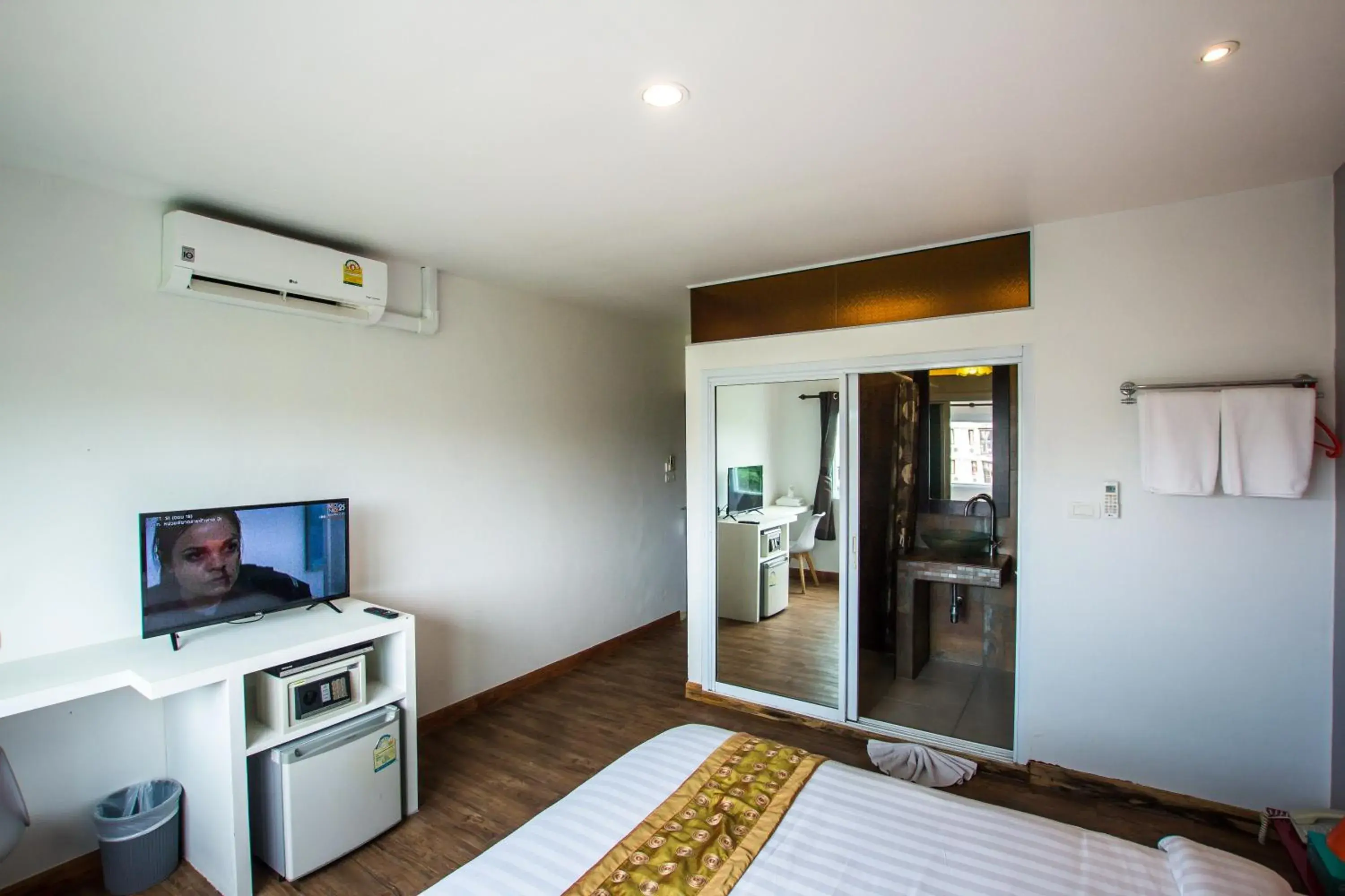 TV and multimedia, TV/Entertainment Center in Queen Boutique Hotel