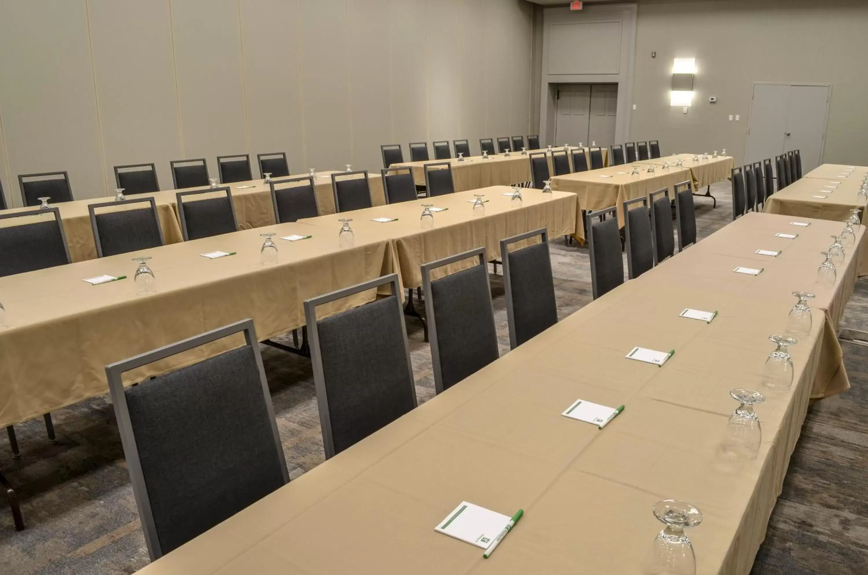 Meeting/conference room in Holiday Inn Fargo, an IHG Hotel