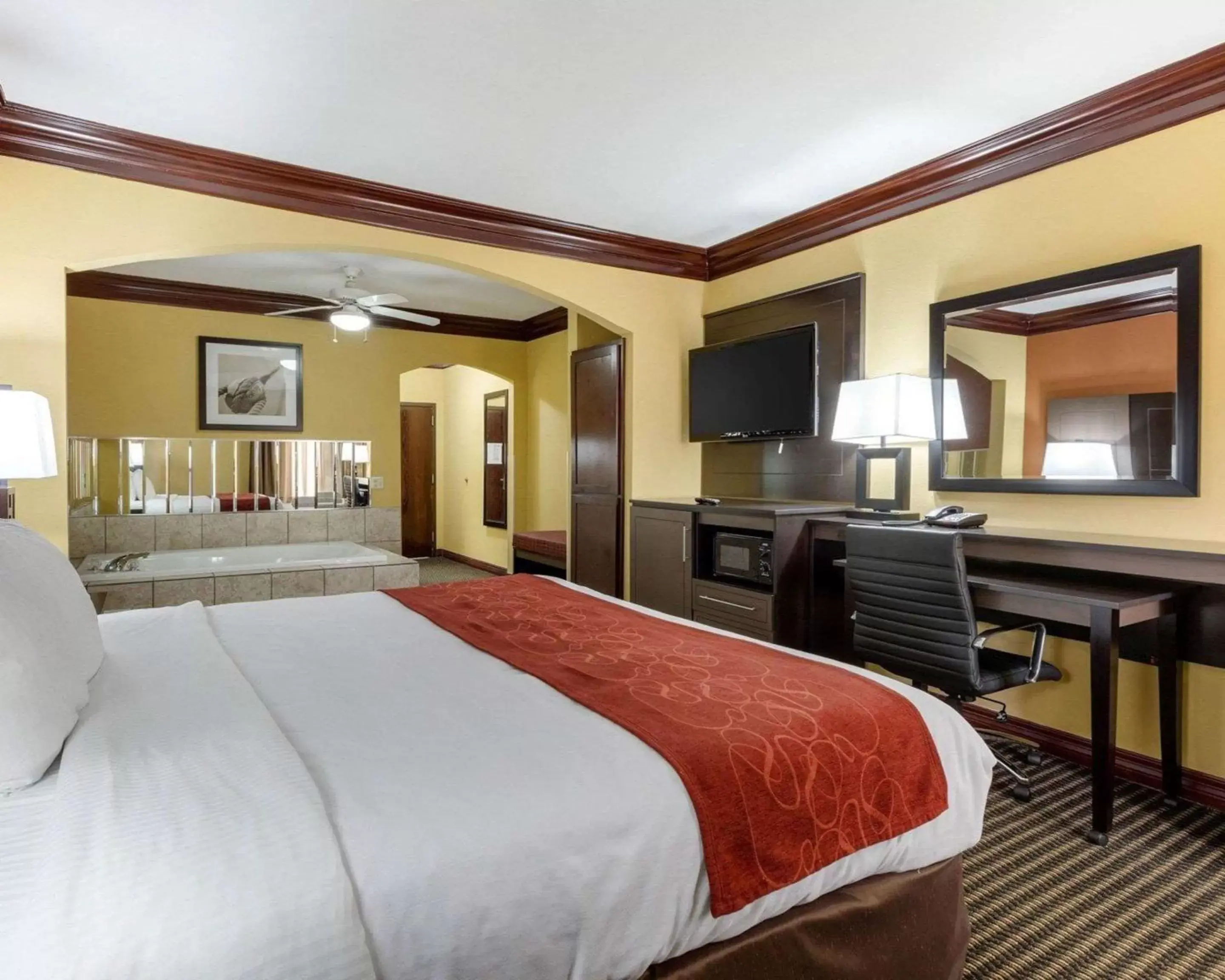 Photo of the whole room, Bed in Comfort Suites Lake Jackson Clute