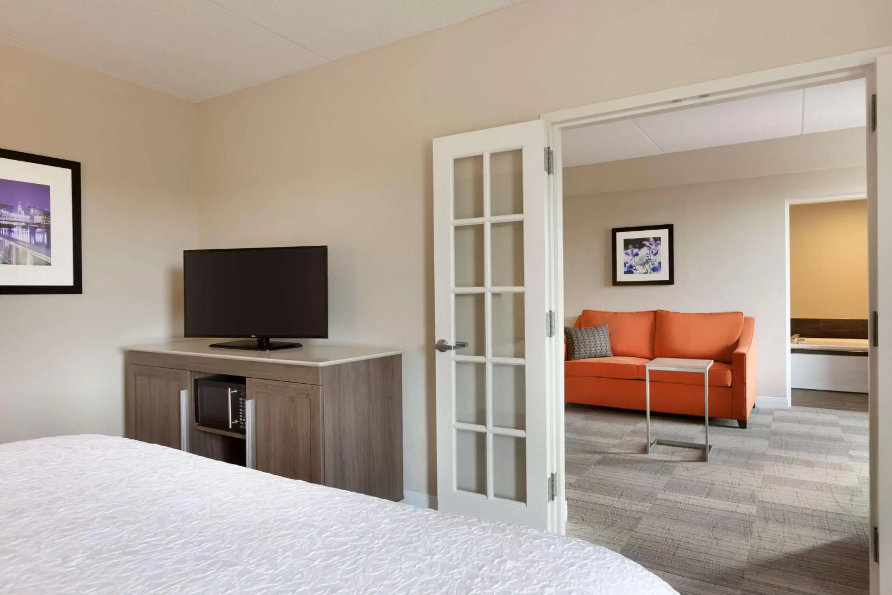 Bedroom, TV/Entertainment Center in Hampton Inn Denville-Rockaway-Parsippany