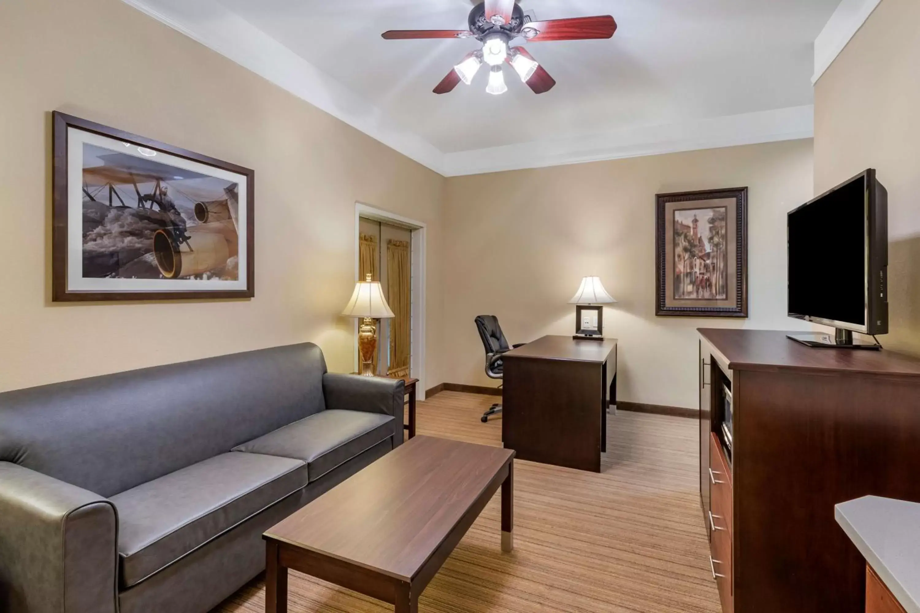 Living room, Seating Area in BEST WESTERN PLUS Monica Royale Inn & Suites