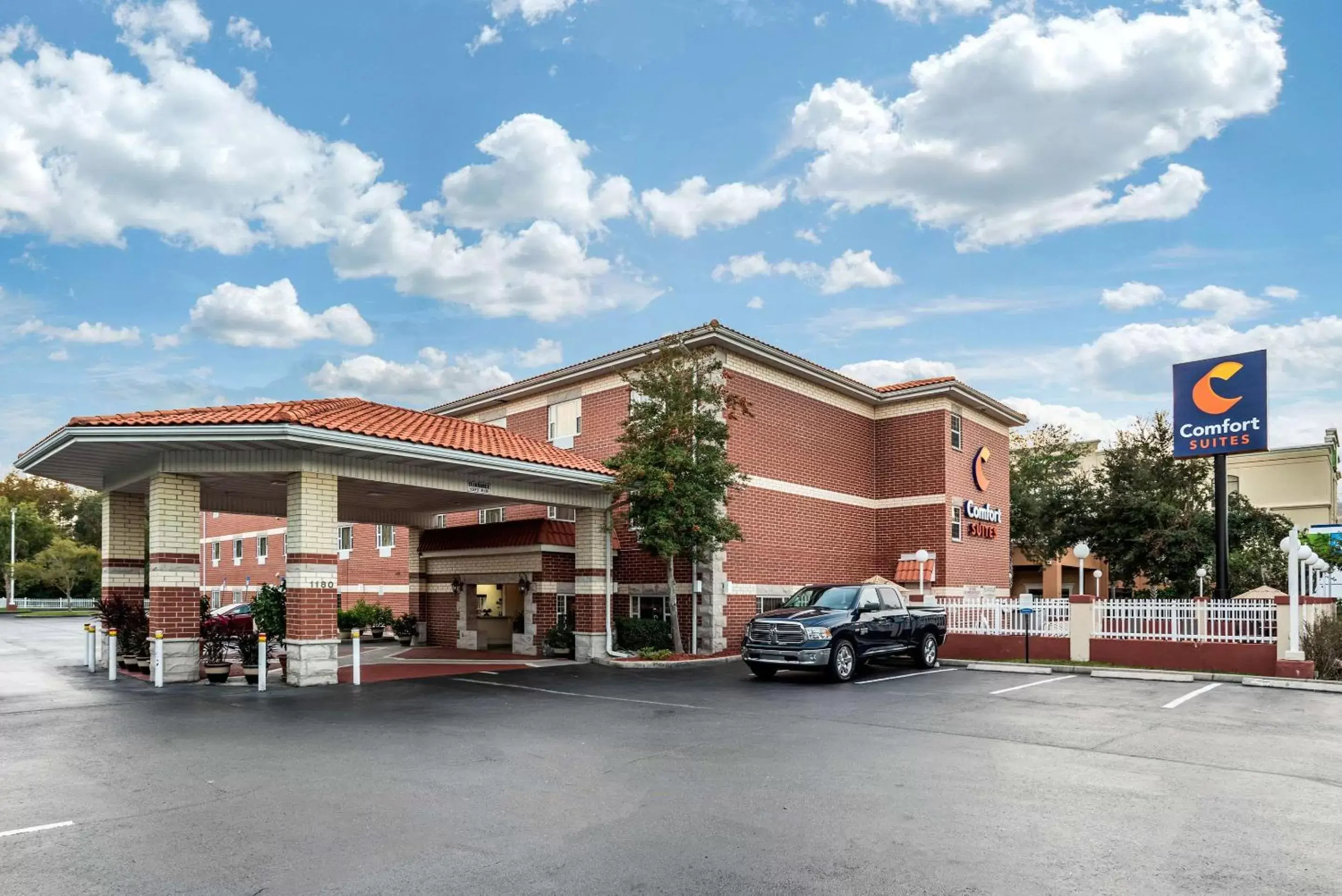 Property Building in Comfort Suites Airport