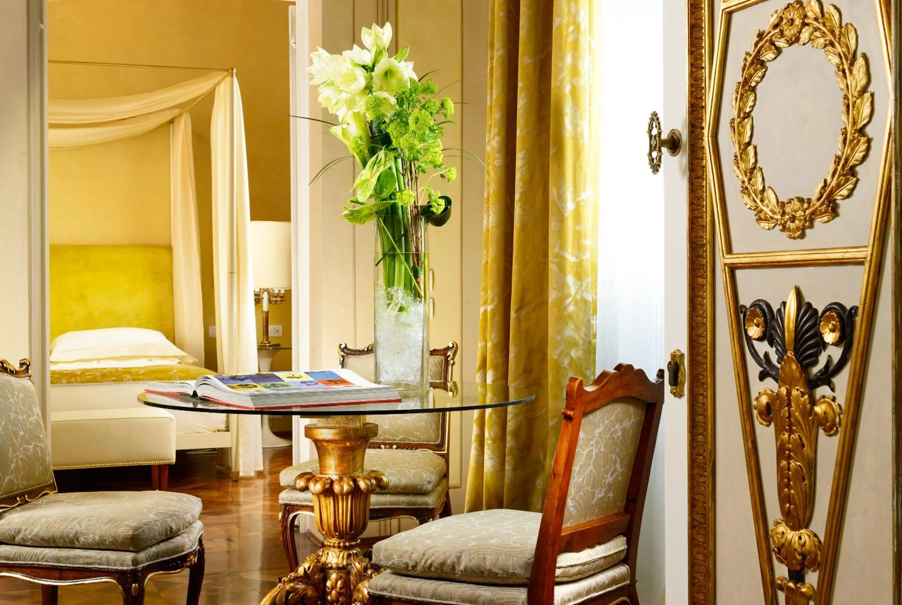 Seating area, Bed in Grand Hotel Minerva