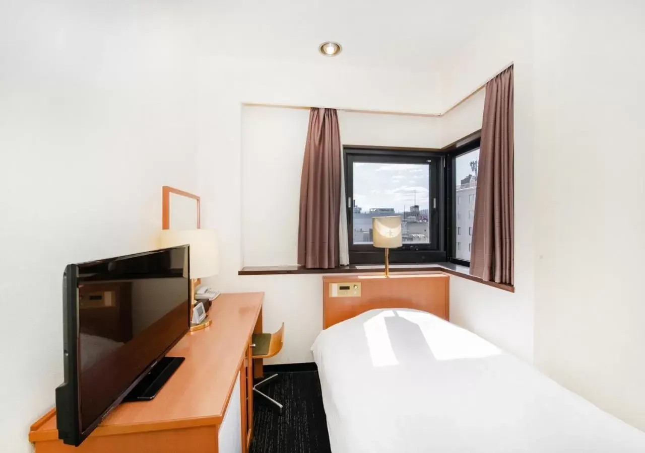 Bed, TV/Entertainment Center in TKP Sunlife Hotel