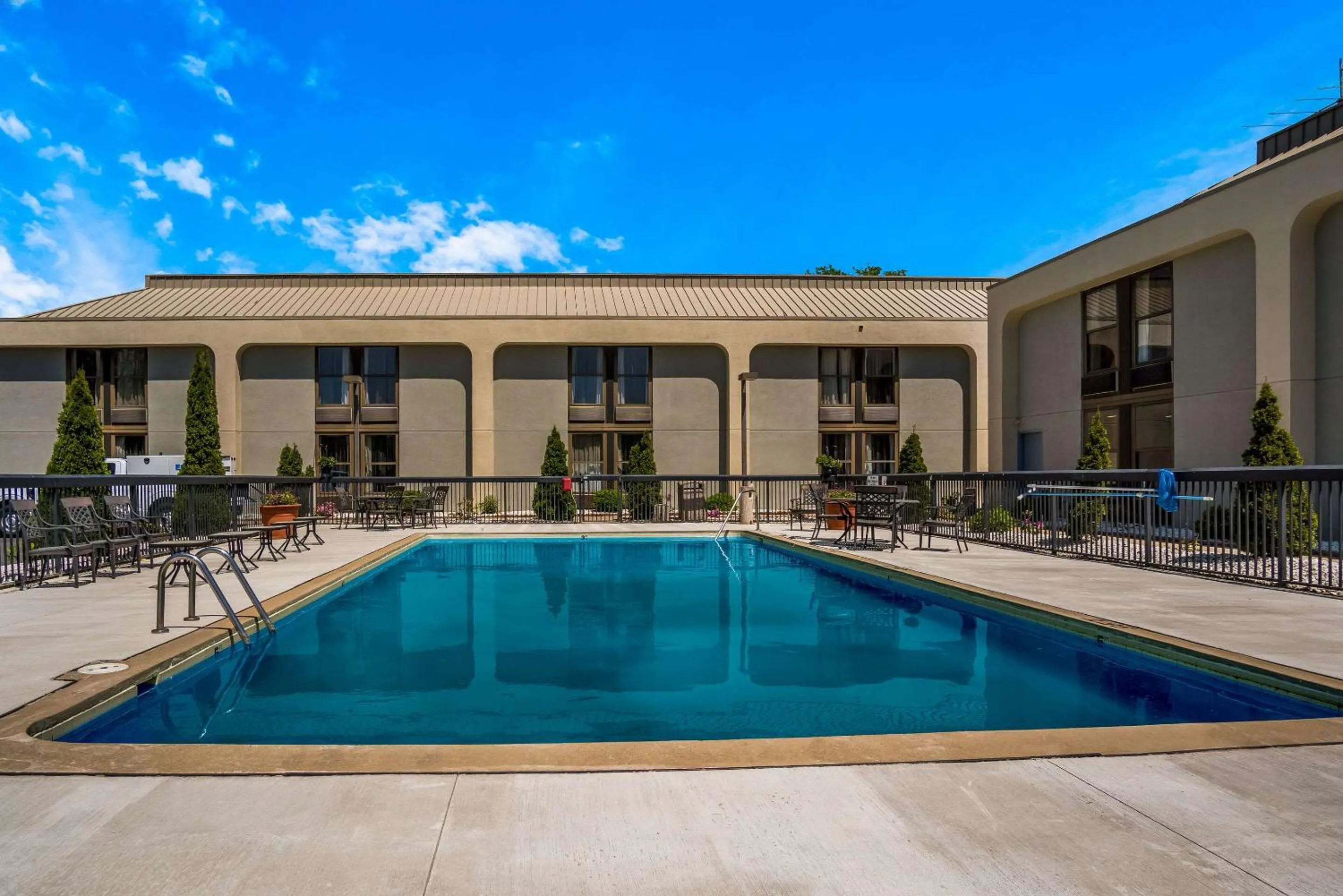 Swimming pool in Clarion Inn & Suites Grand Rapids Airport