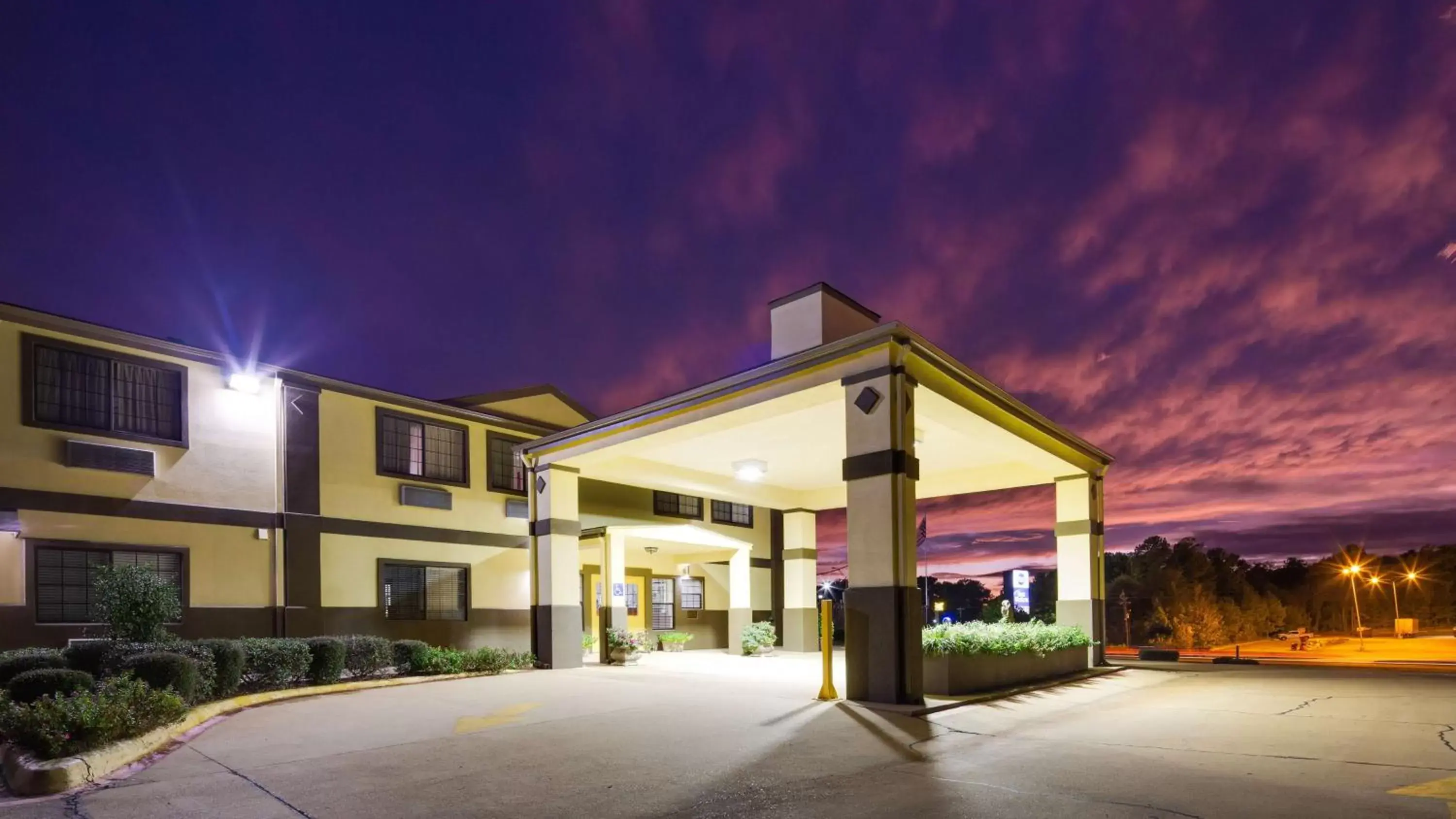 Property Building in Best Western Pineywoods Inn