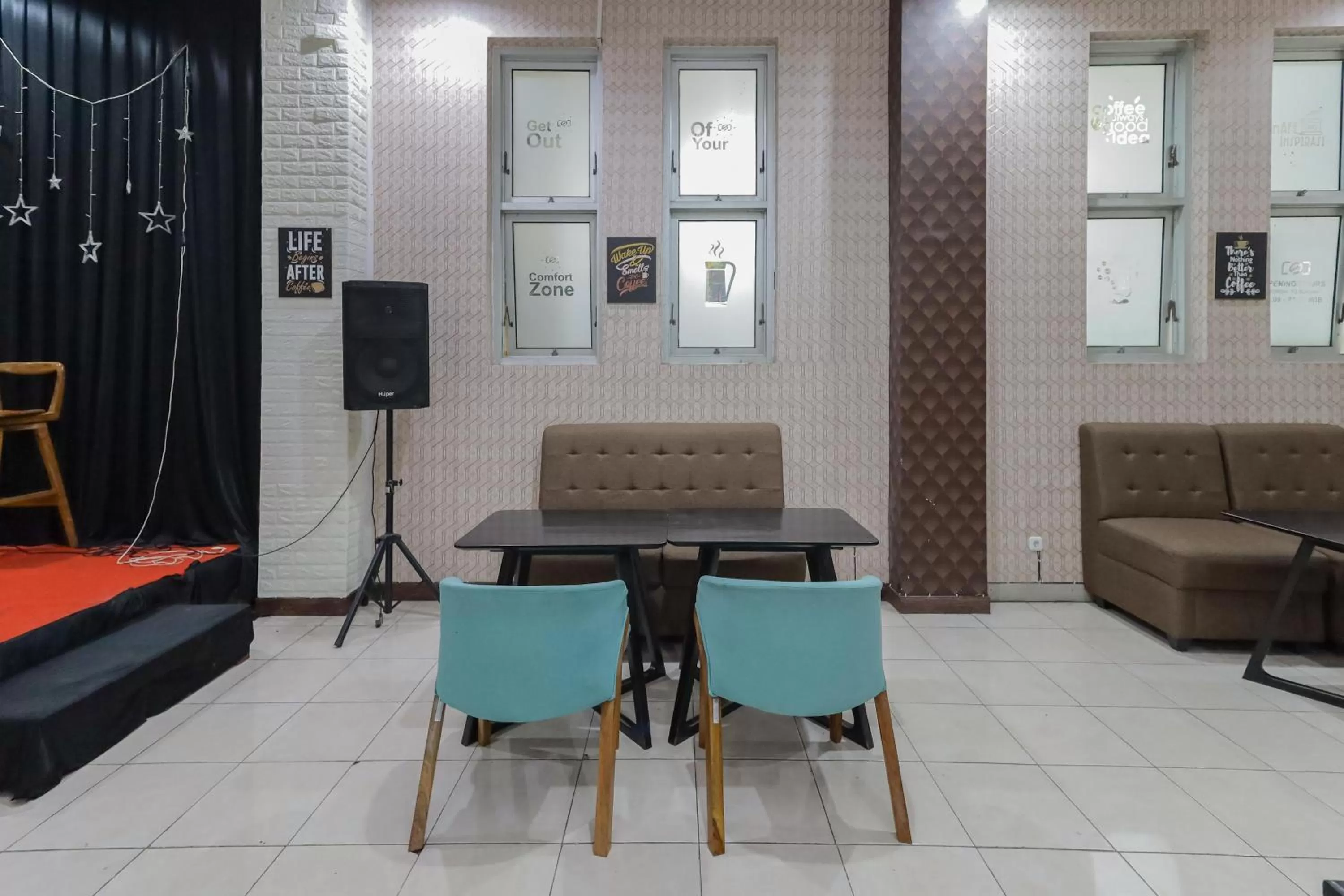 Seating area in RedDoorz Syariah @ Klojen Malang