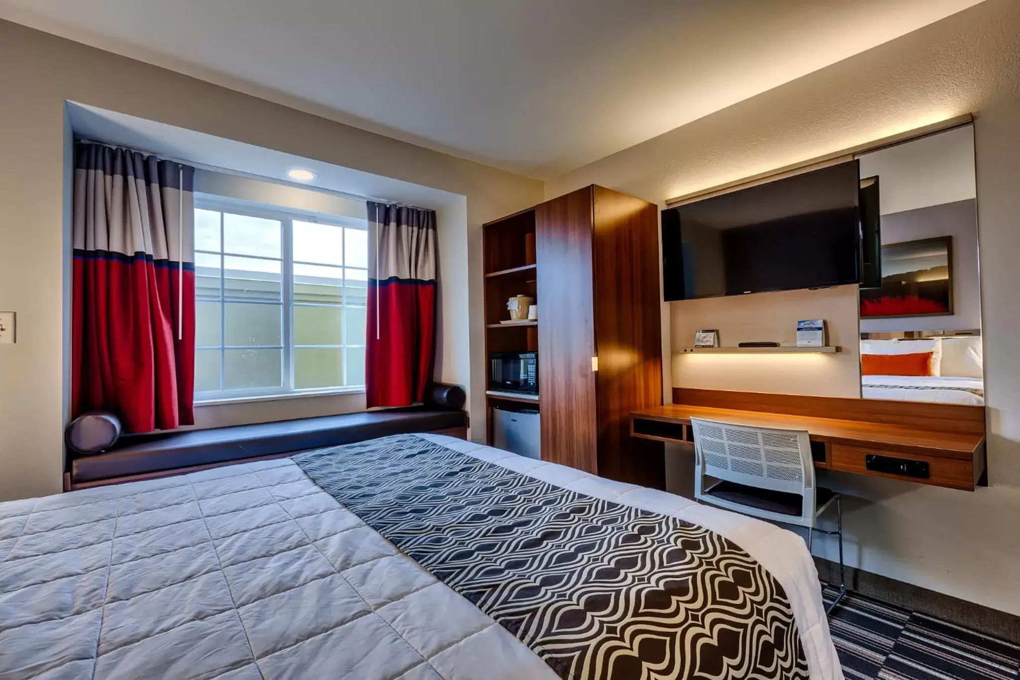 Bedroom, Bed in Microtel Inn & Suites by Wyndham Niagara Falls