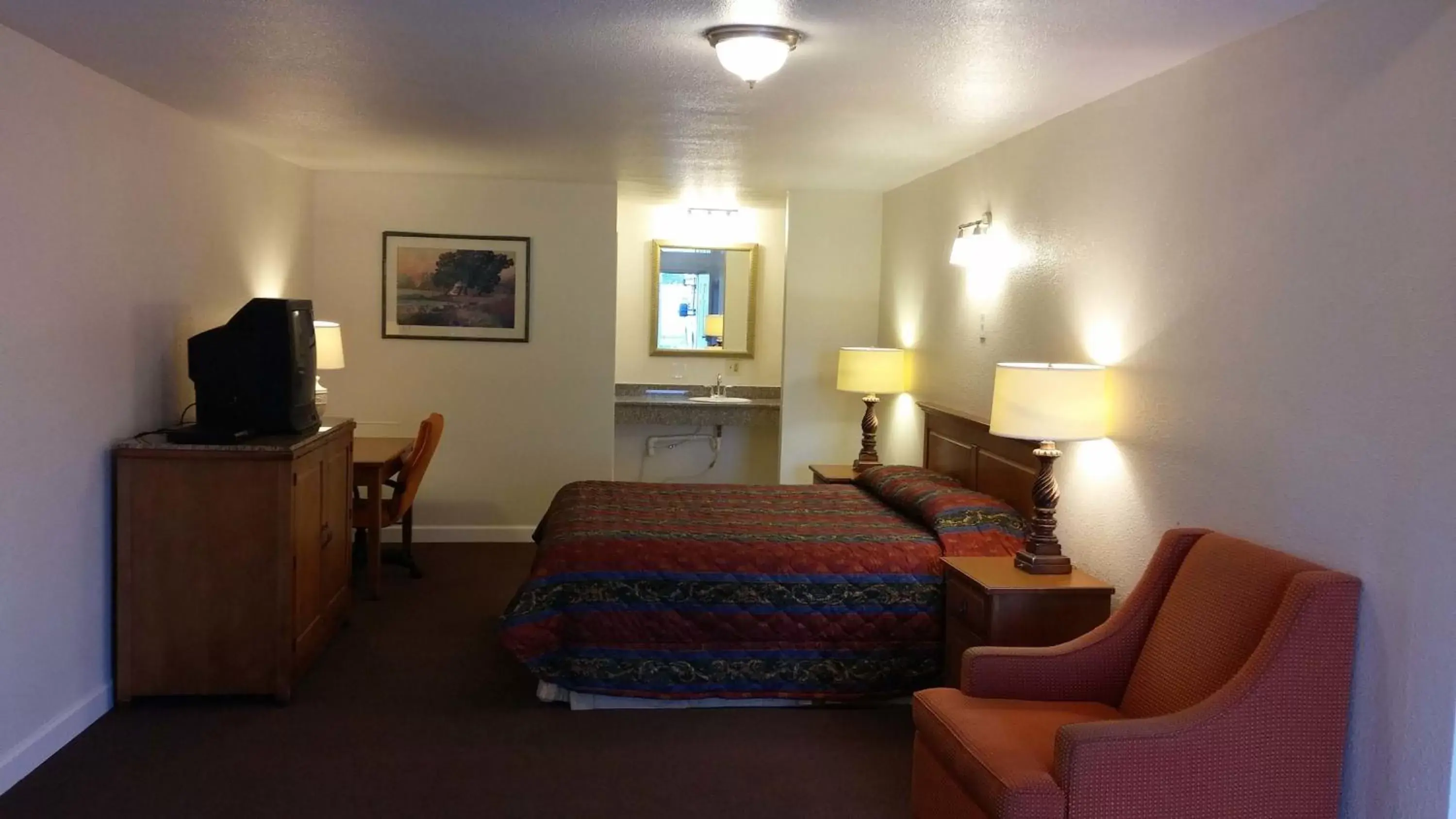 Photo of the whole room, TV/Entertainment Center in Country Regency Inn & Suites