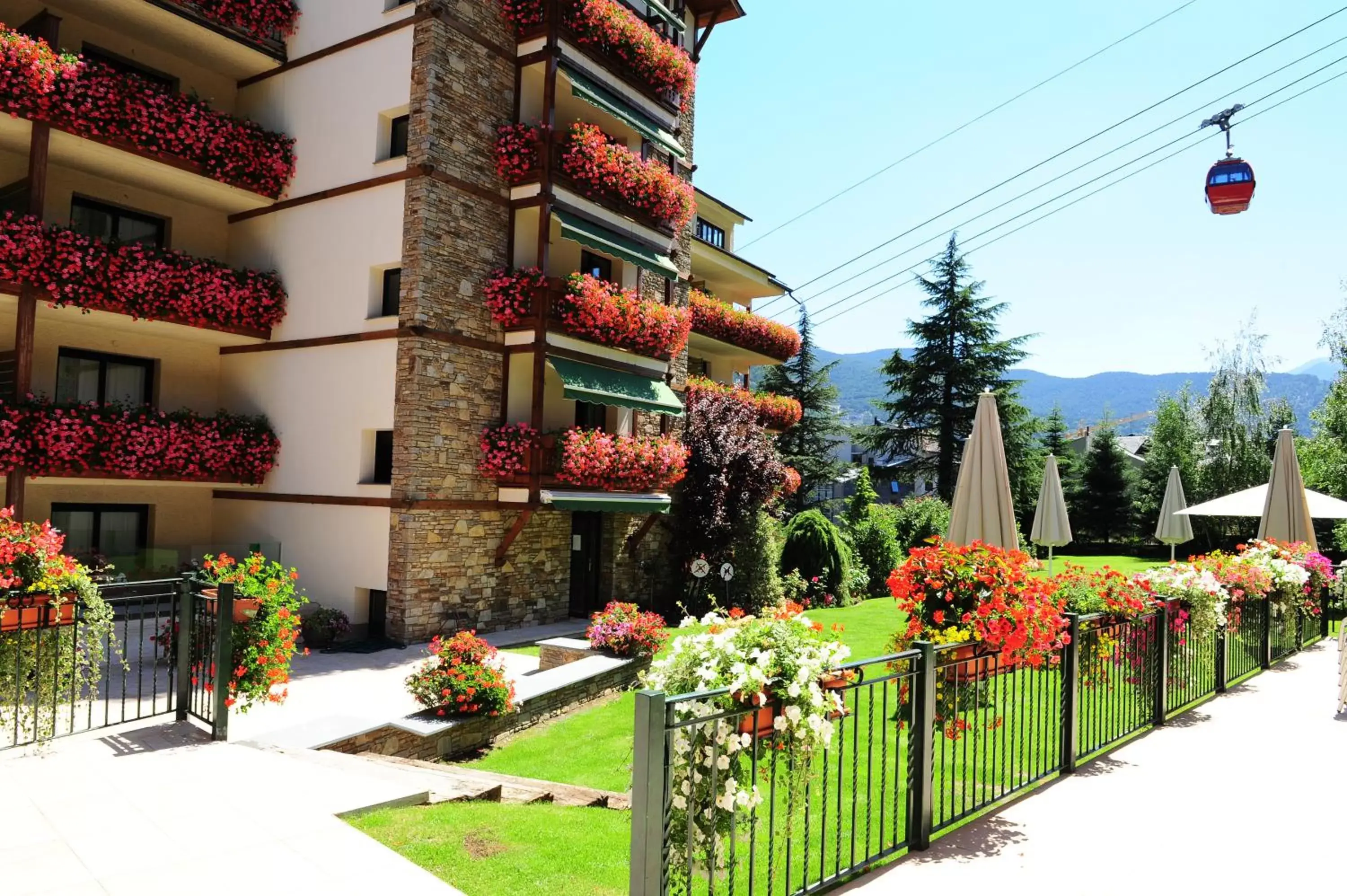 Property building in Rutllan & Spa Property building in Rutllan & Spa