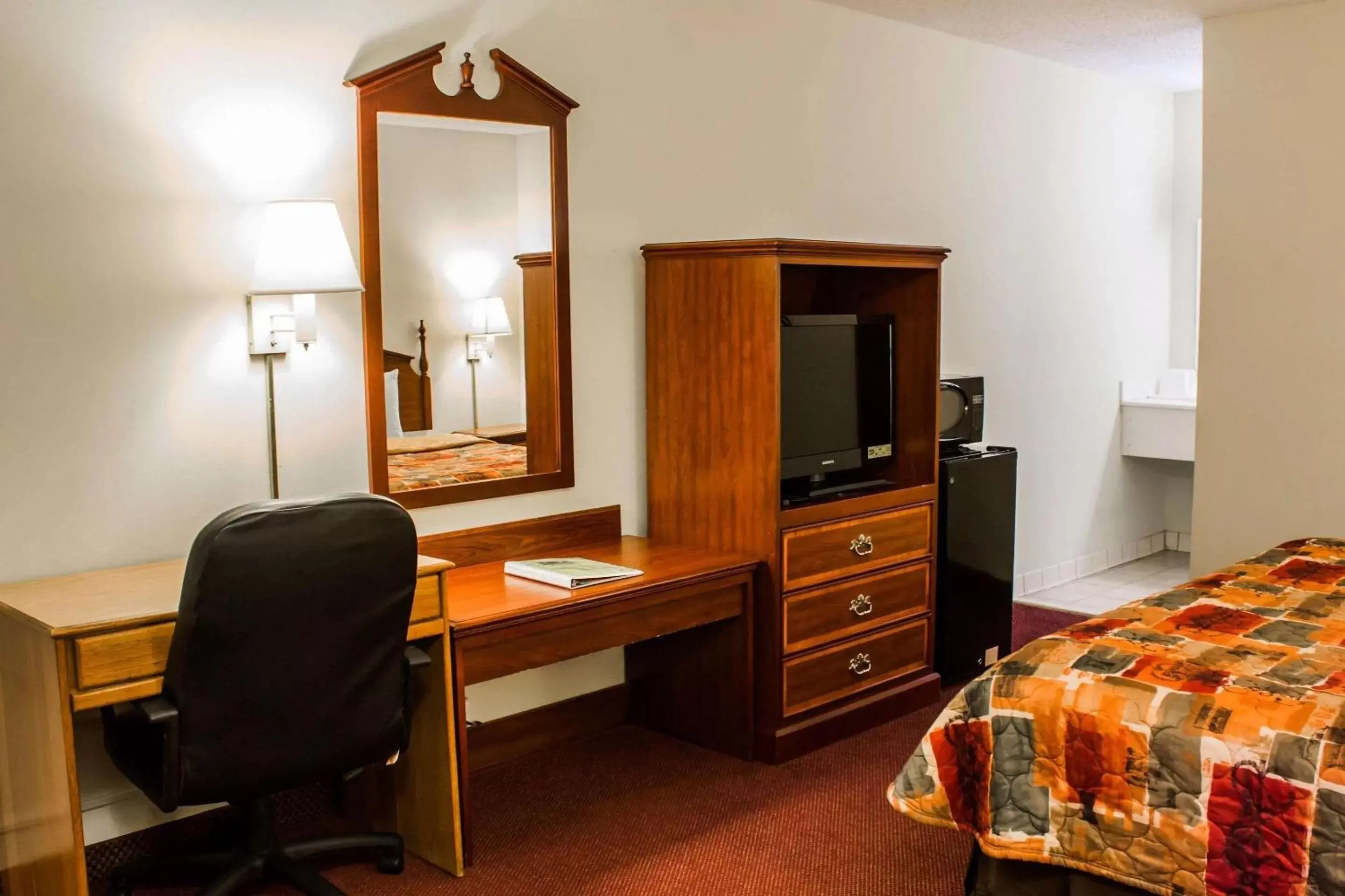 Photo of the whole room, TV/Entertainment Center in Econo Lodge Goldsboro