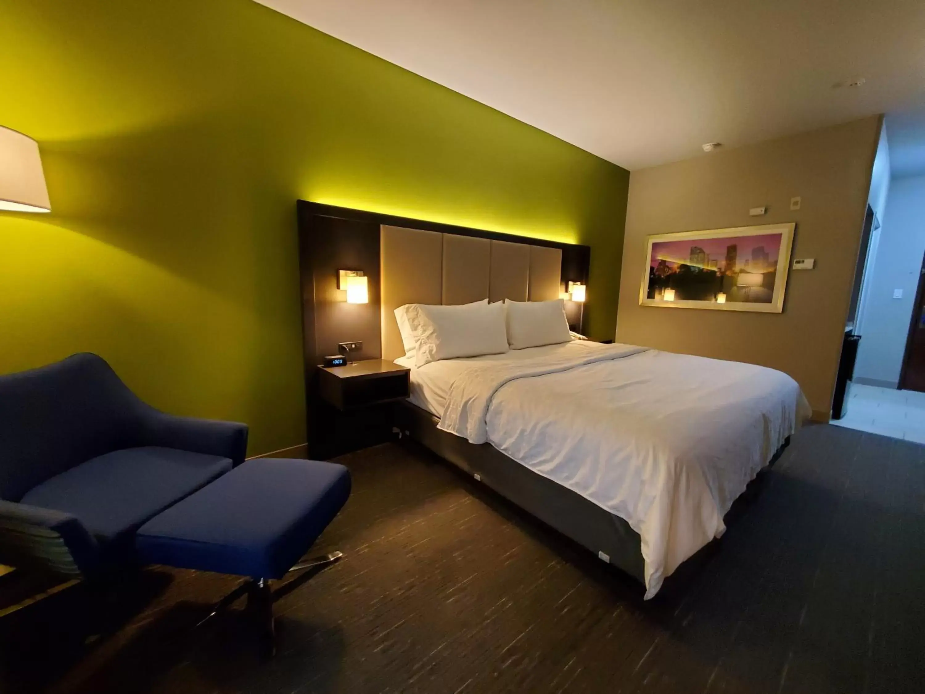 Bed in Holiday Inn Express Pearland by IHG Bed in Holiday Inn Express Pearland by IHG