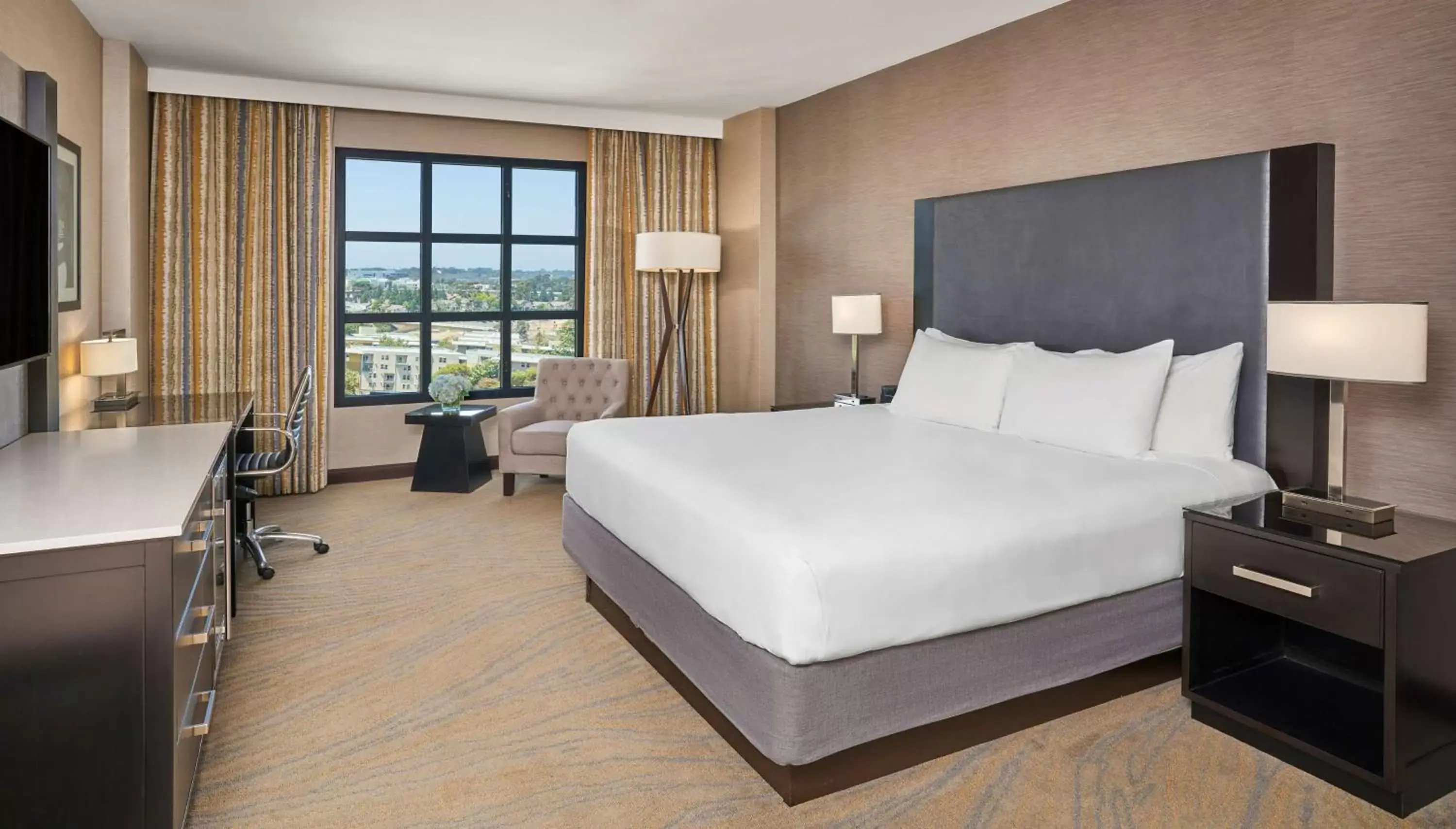 Bedroom in Hyatt Regency La Jolla at Aventine