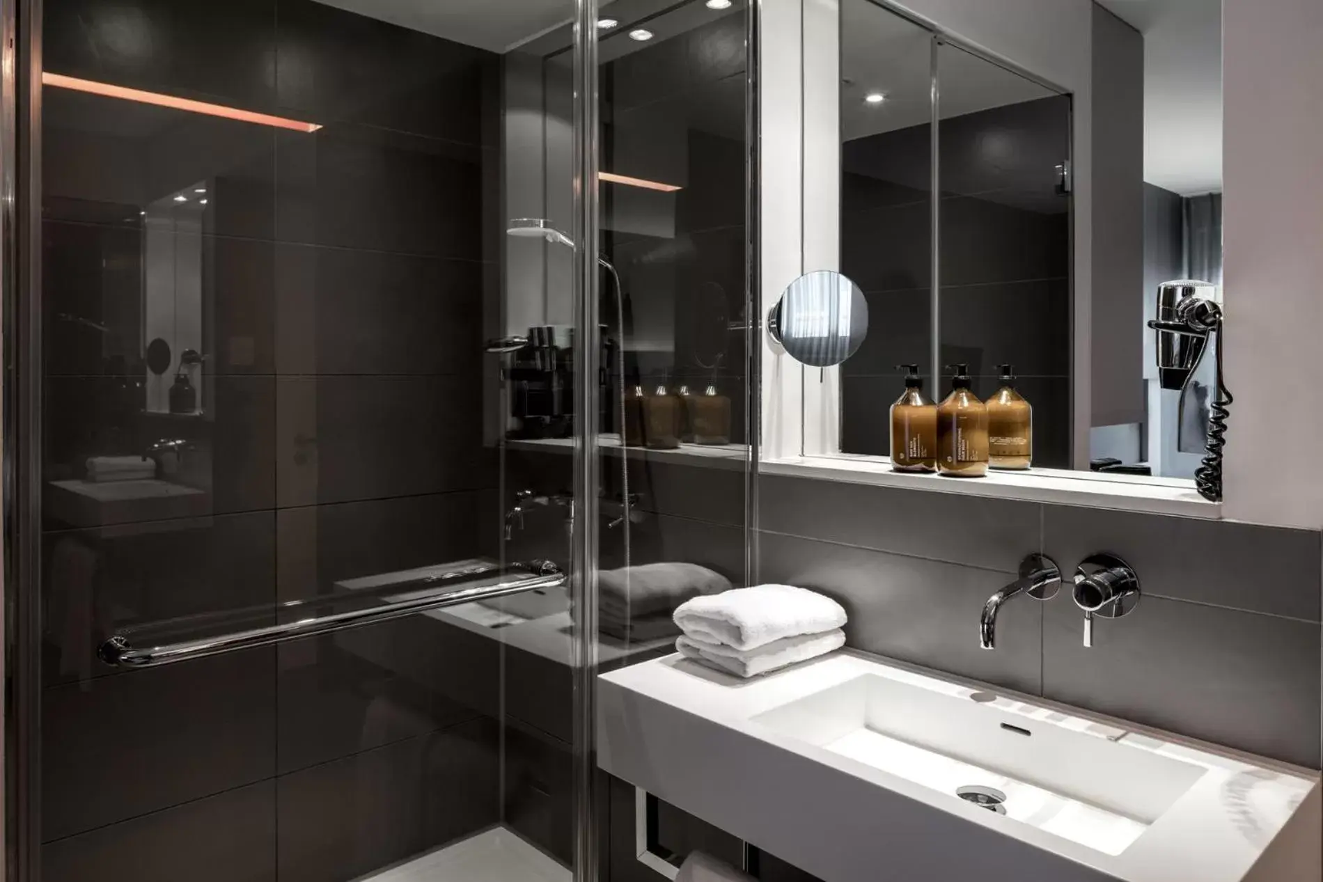 Shower, Bathroom in Hotel AMANO Rooms & Apartments