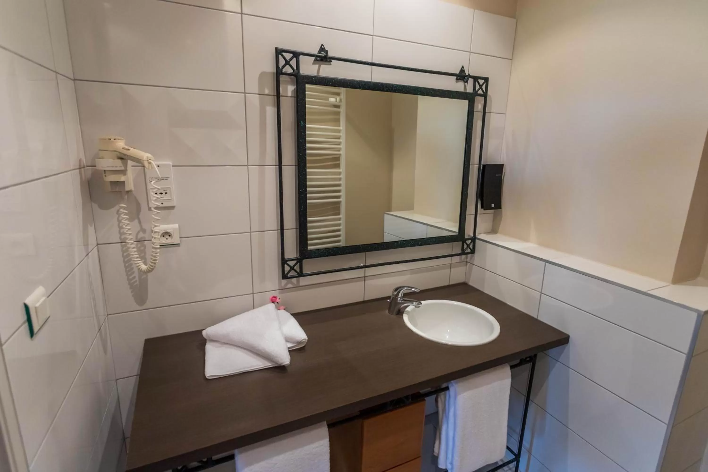 Bathroom in CÔTE GARONNE le BALCON DES DAMES -hôtel et restaurant- Tonneins Fauillet Marmande - vue panoramique bord de Garonne chambres climatisées