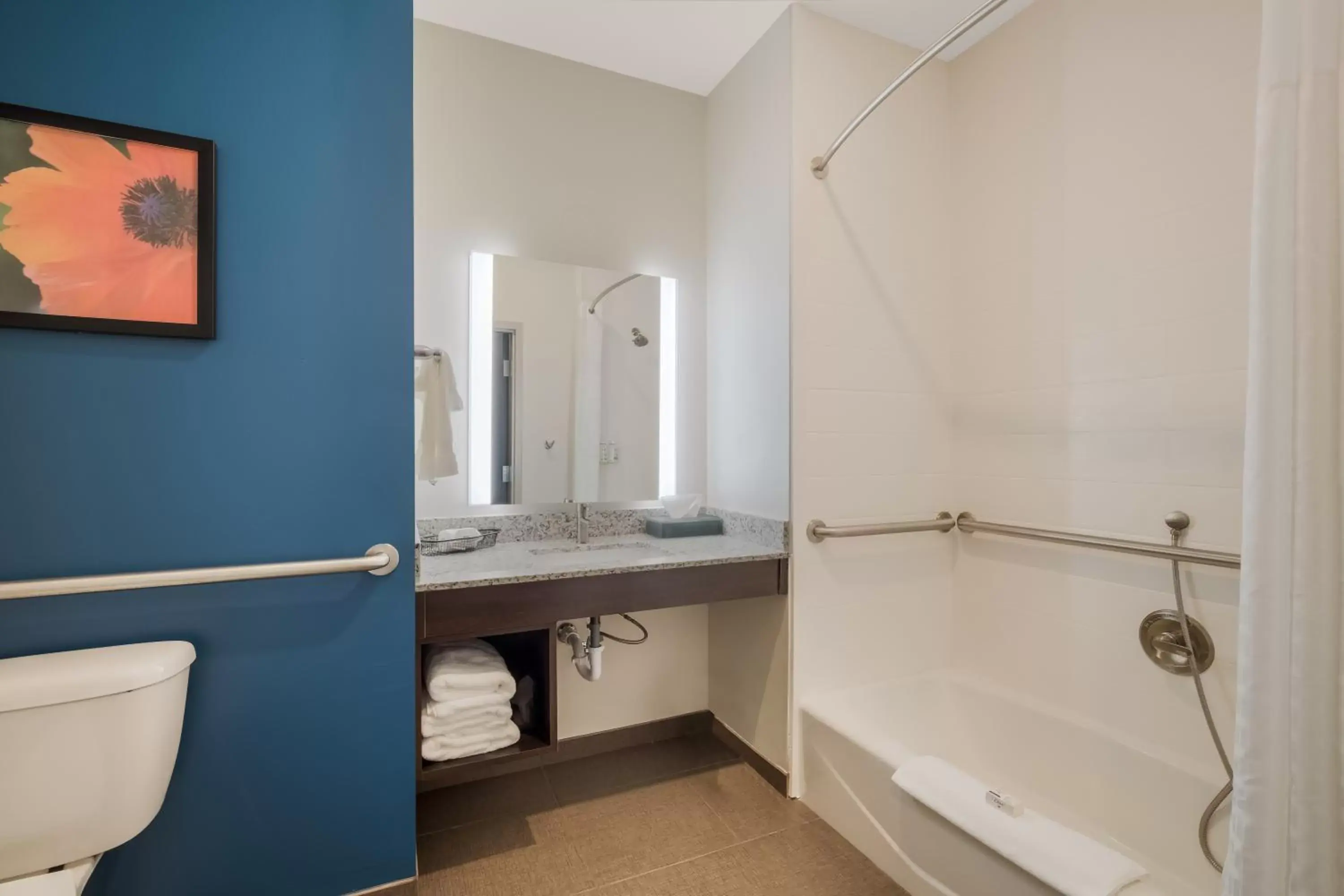 Bathroom in La Quinta Inn & Suites by Wyndham Sulphur