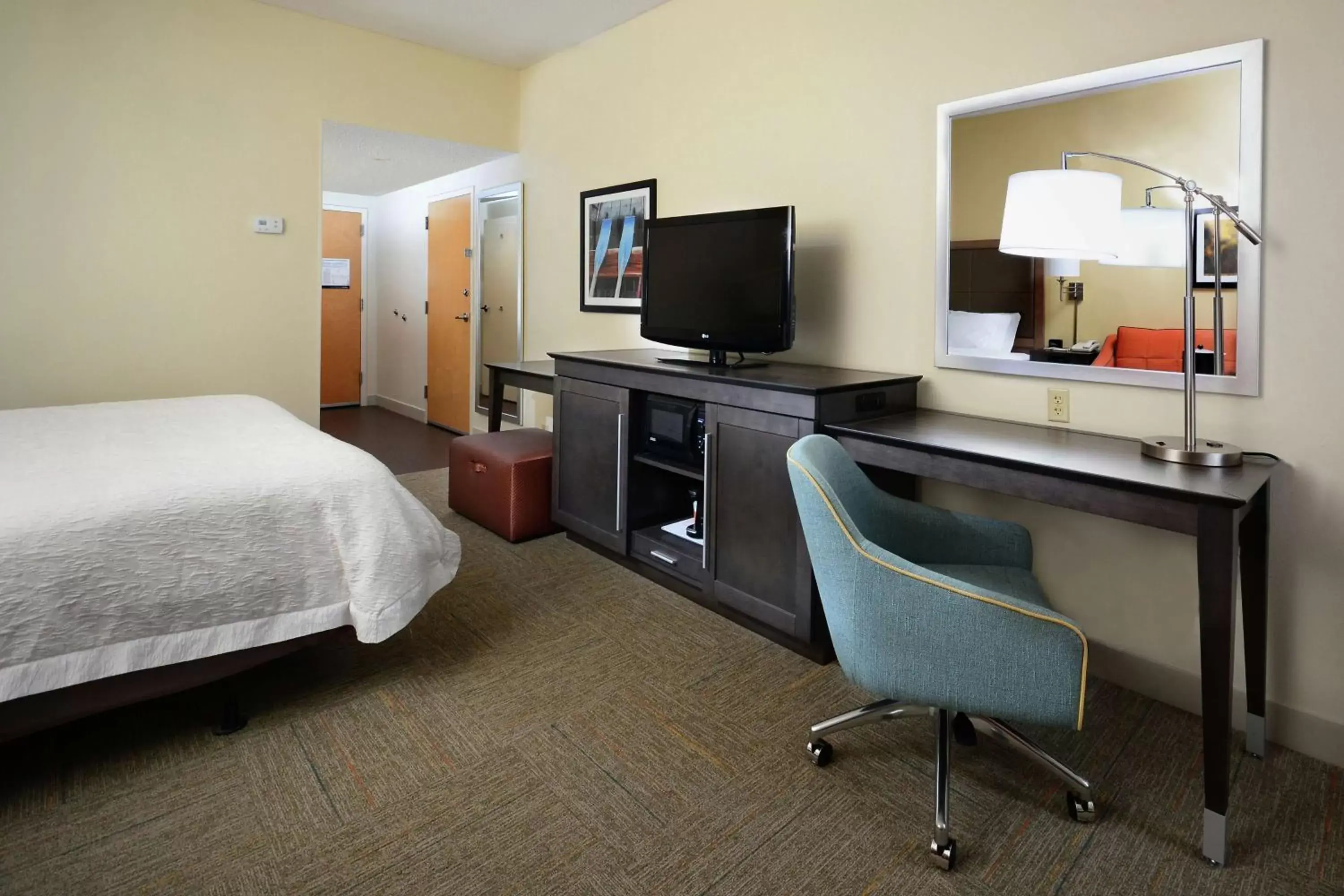 Bedroom, TV/Entertainment Center in Hampton Inn Martinsville