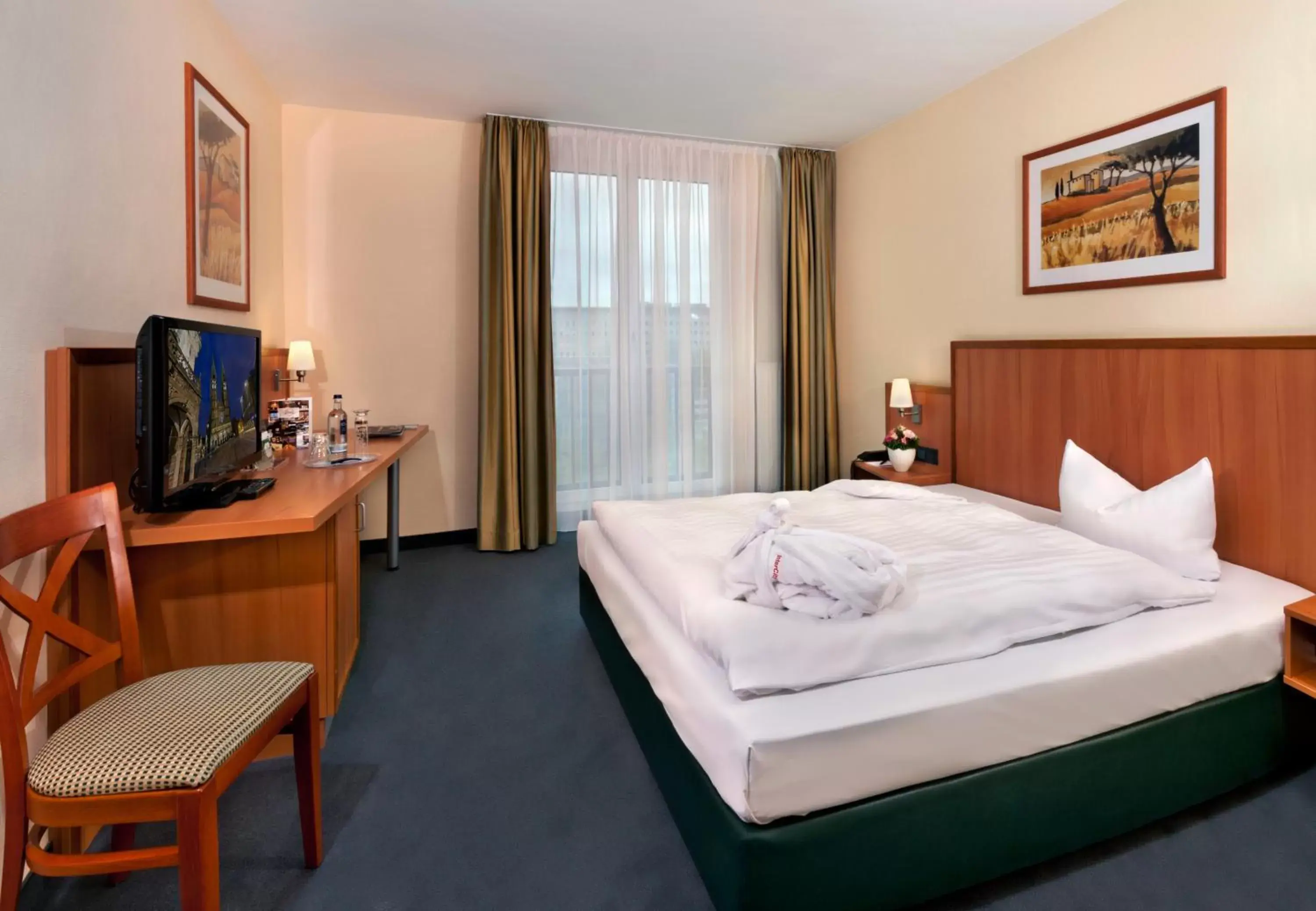 Photo of the whole room, Bed in IntercityHotel Bremen