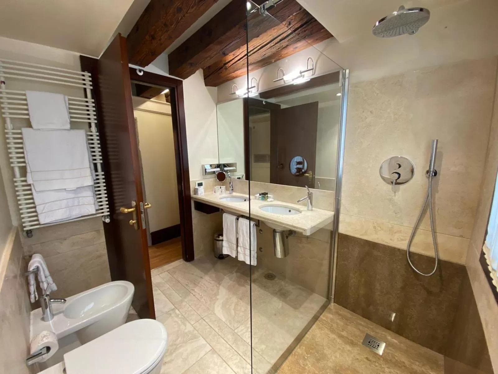 Bathroom in Ruzzini Palace Hotel