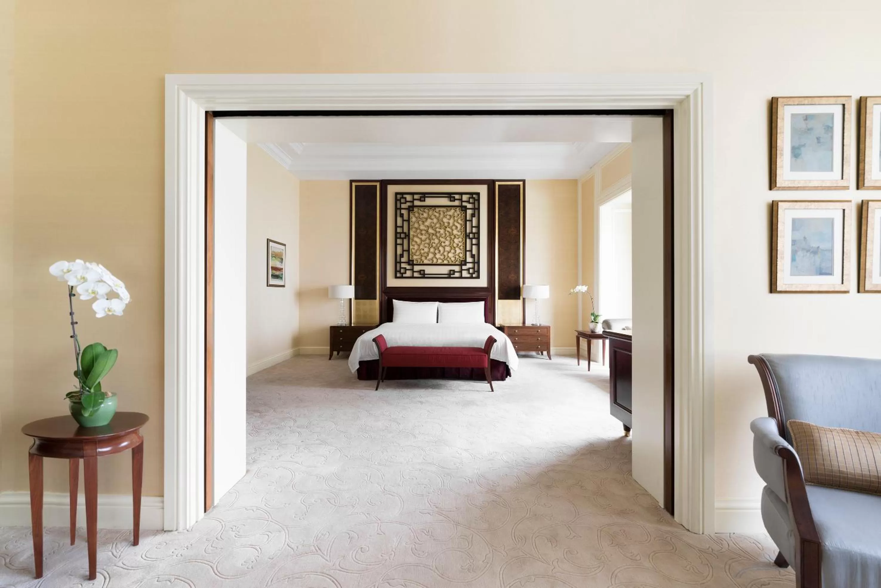 Bed in Shangri-La Singapore