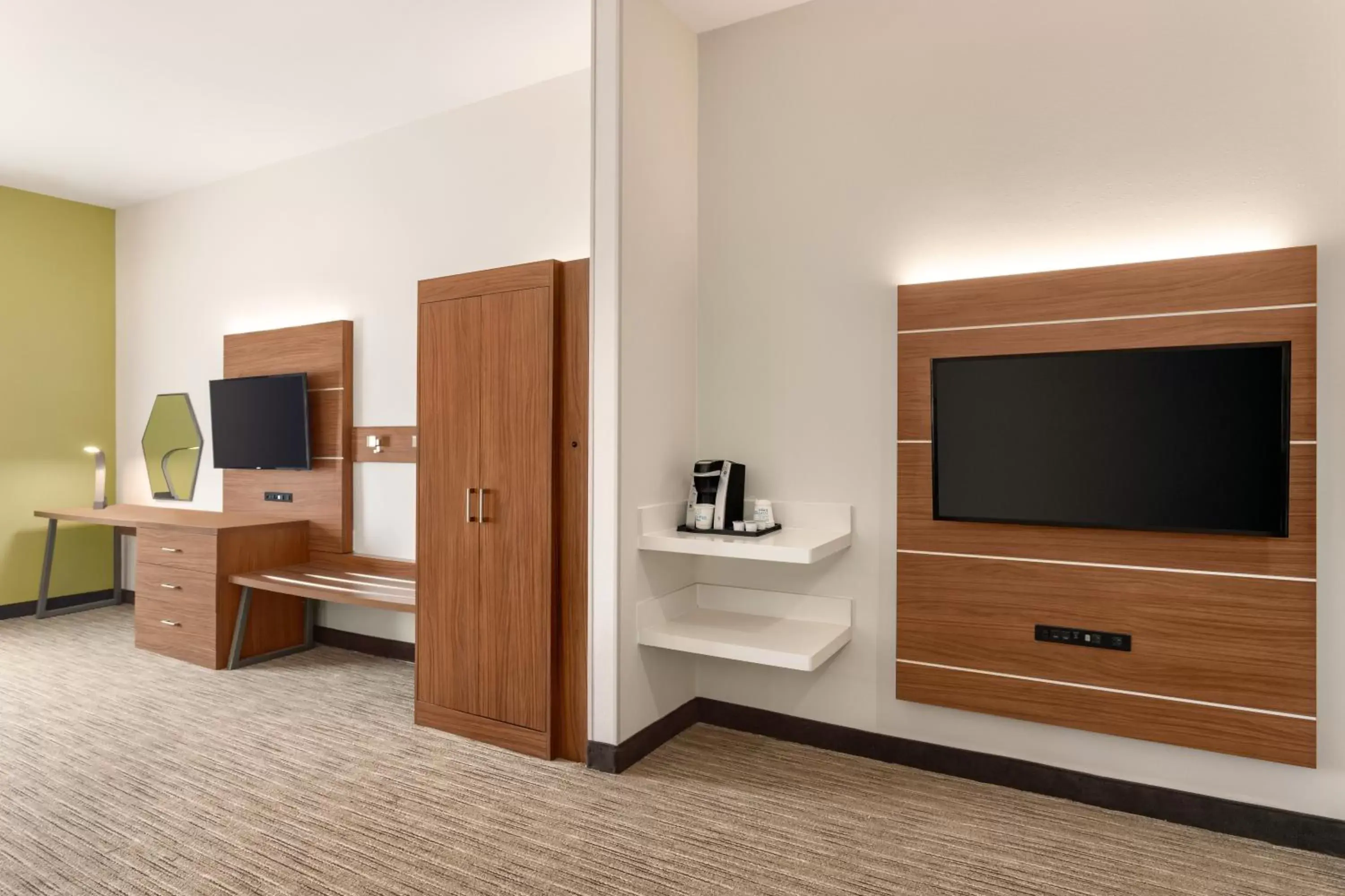 Bedroom, TV/Entertainment Center in Holiday Inn Express & Suites Searcy, an IHG Hotel