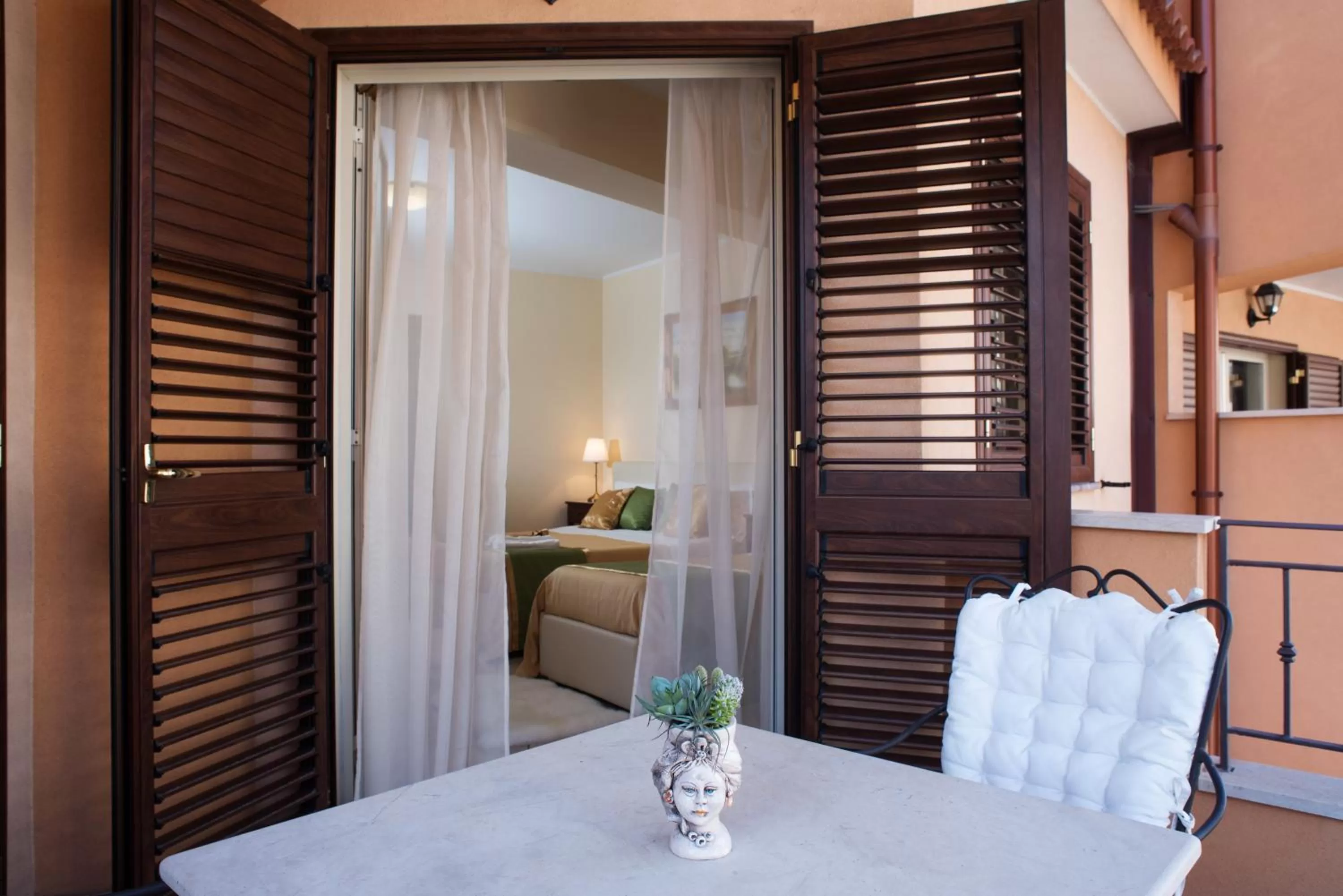 Decorative detail, Bed in B&B MareAgrò