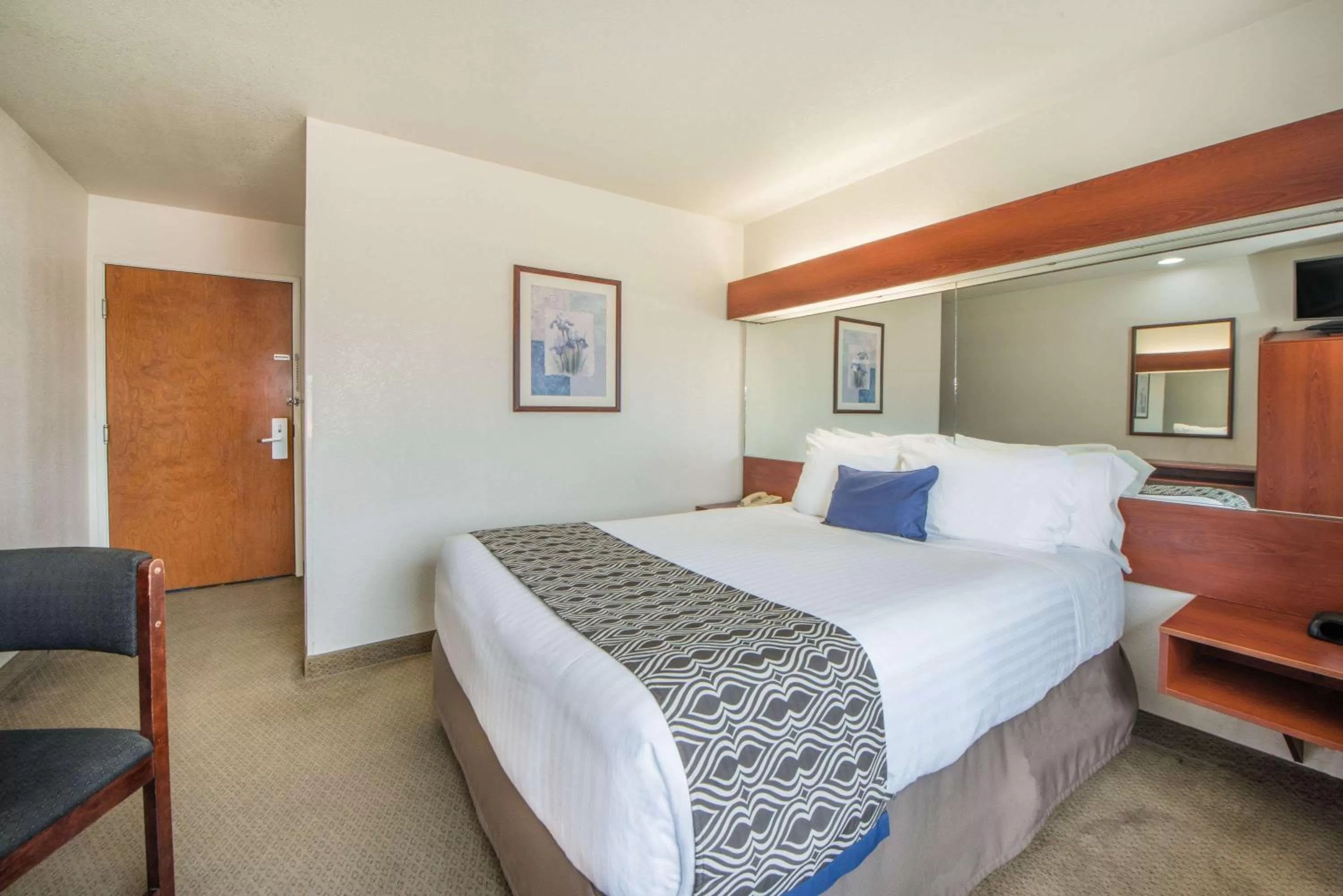 Photo of the whole room, Bed in Microtel Inn and Suites By Wyndham Miami OK