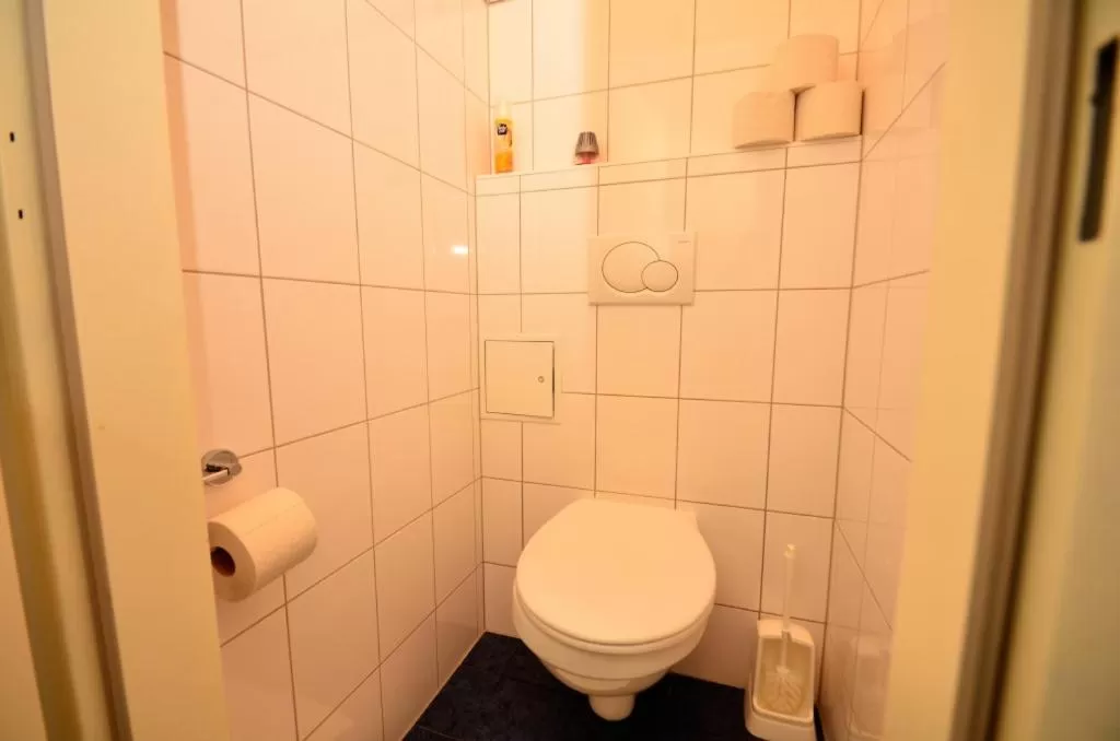 Toilet in AJO Apartments - Messe City Flat - Self-Check-in