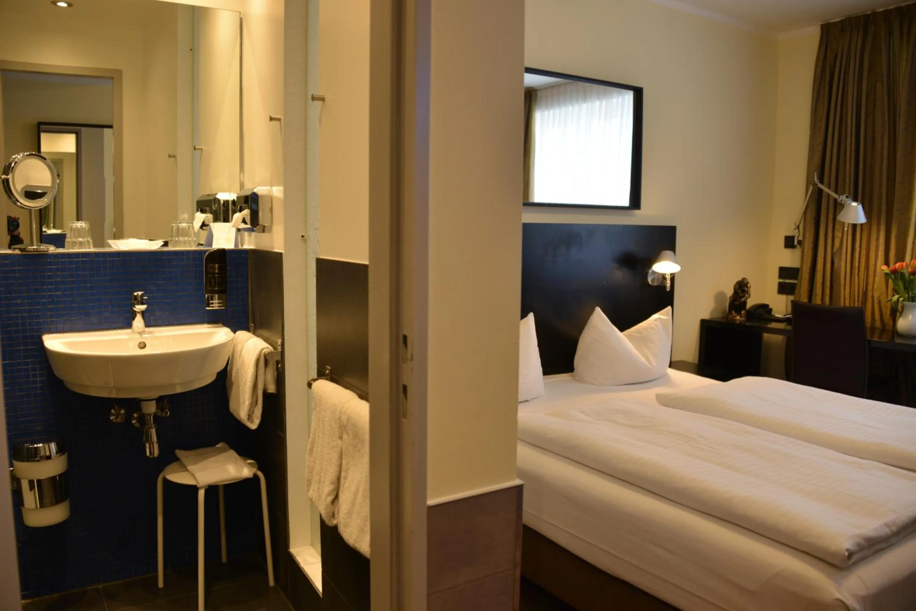 Bathroom, Bed in Belle Blue Zentrum