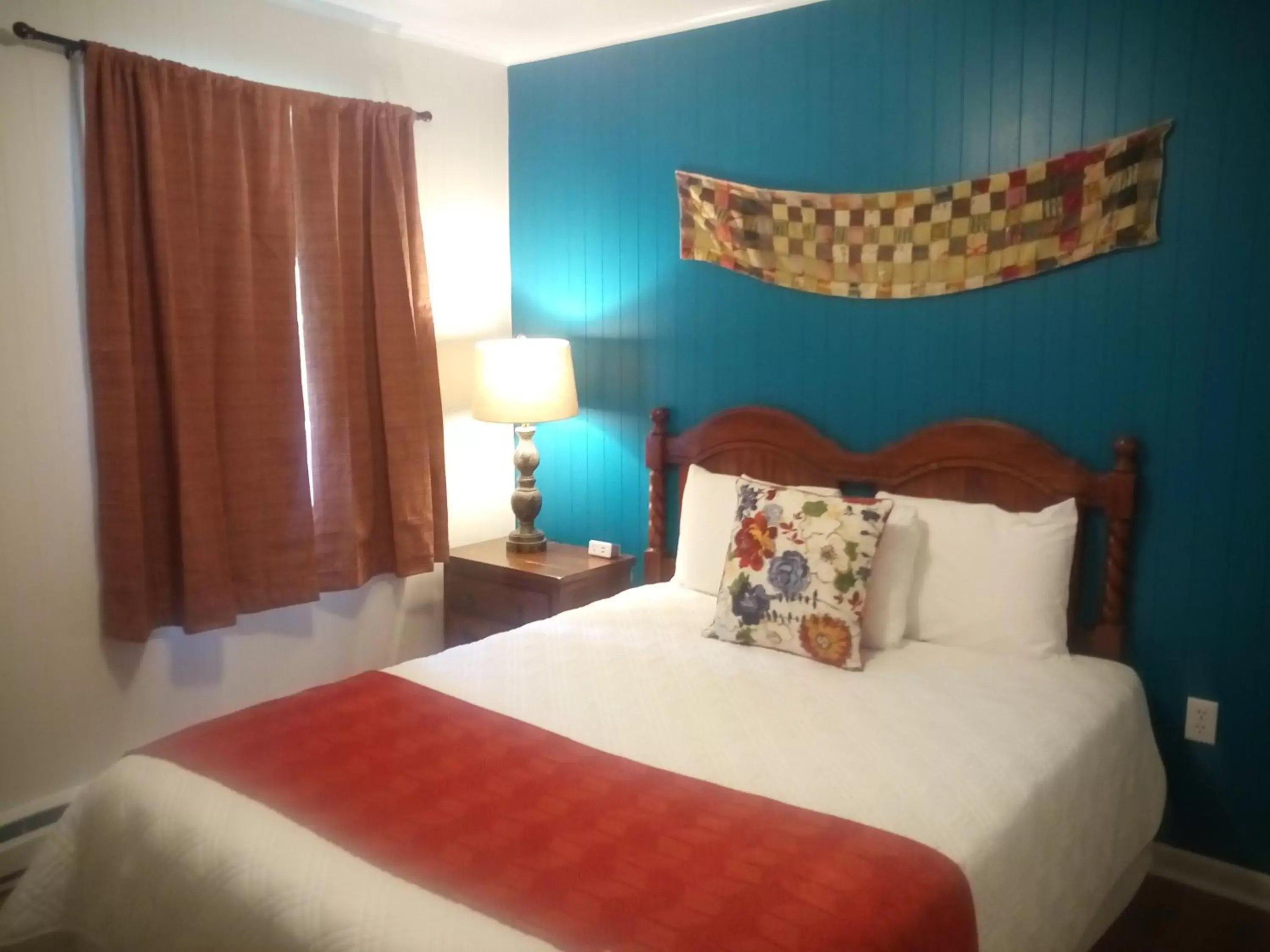 Bed in Meadowlark Motel with Restaurant & Bar